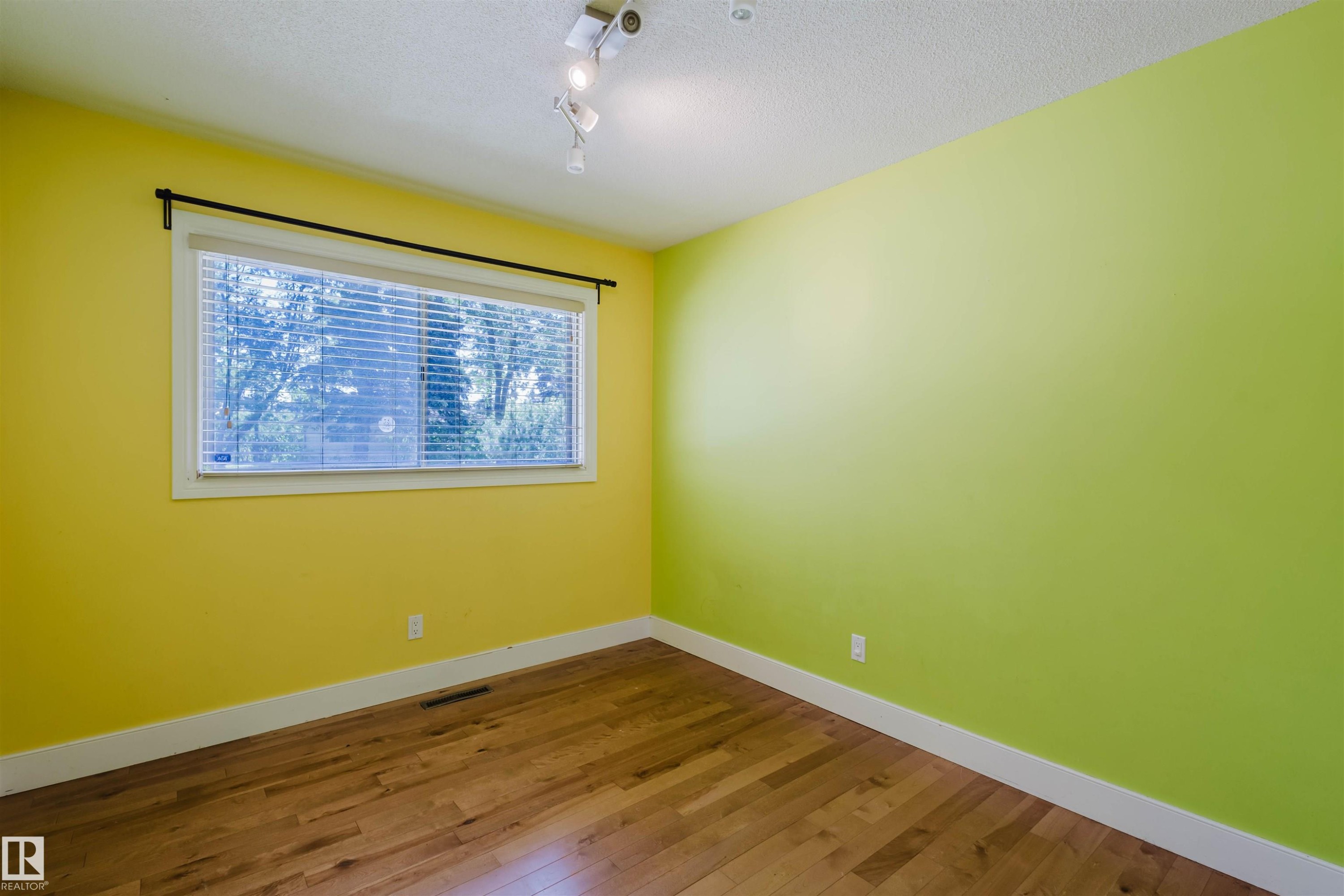 Edmonton, AB - Indoor Photo Showing Other Room