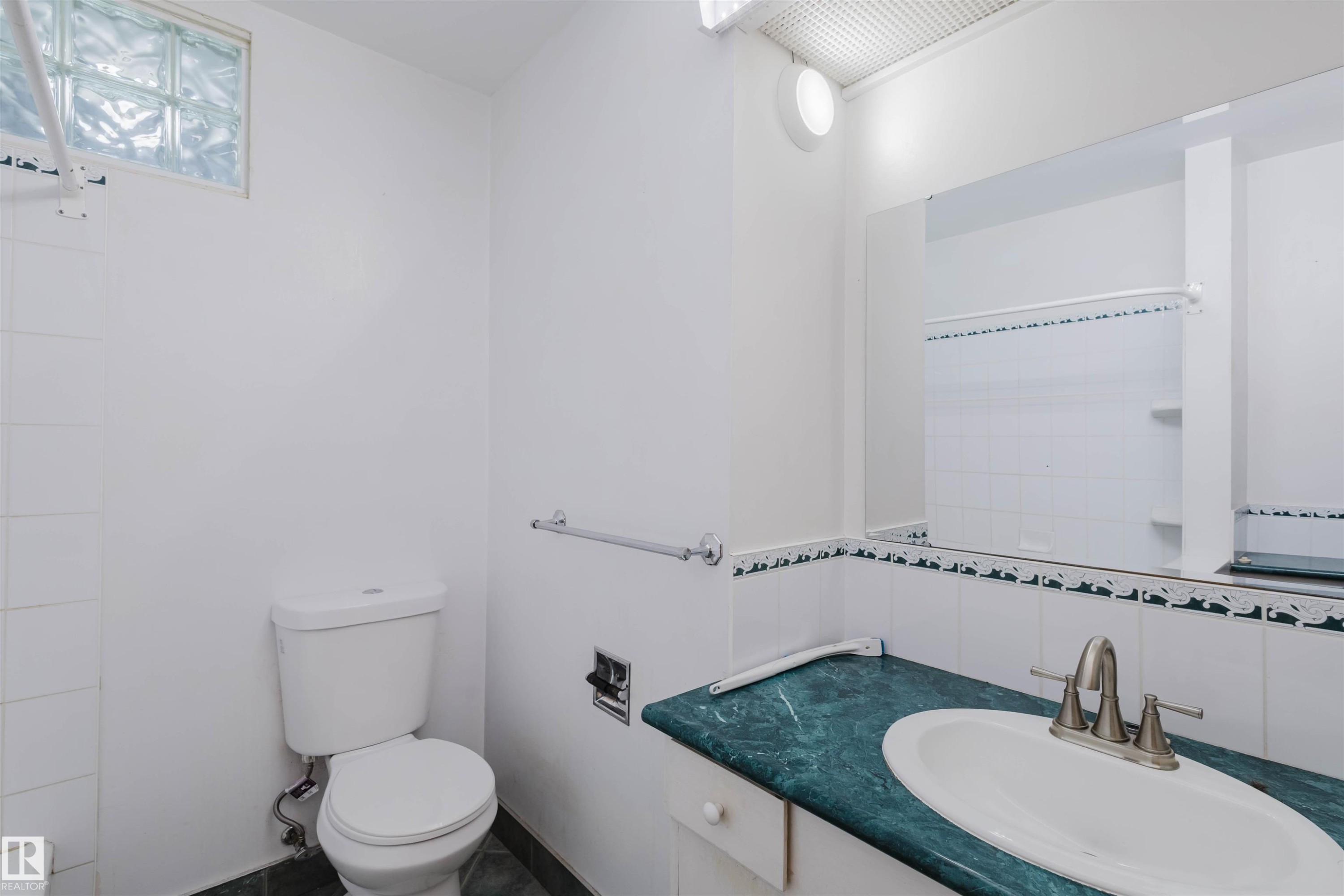 Edmonton, AB - Indoor Photo Showing Bathroom