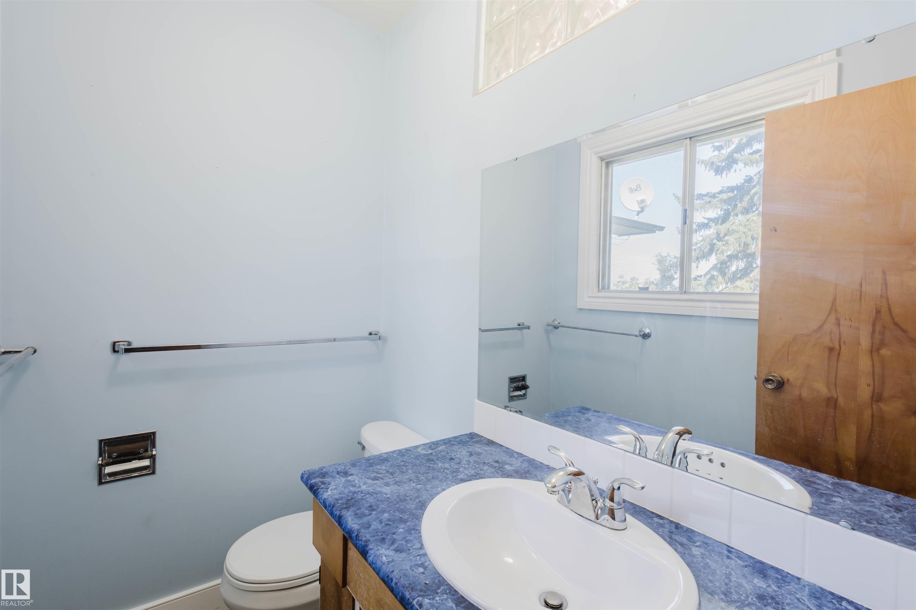 Edmonton, AB - Indoor Photo Showing Bathroom