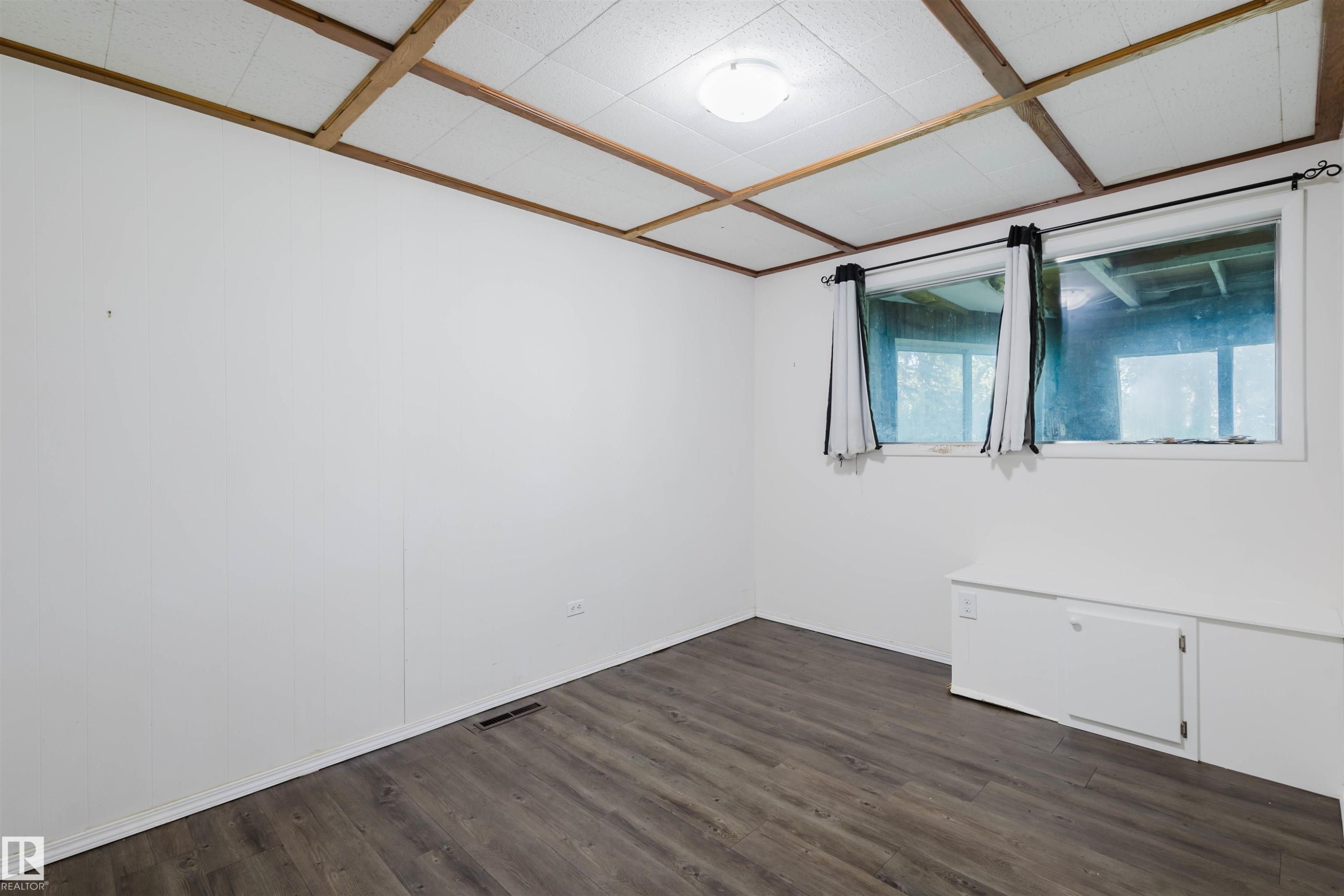 Edmonton, AB - Indoor Photo Showing Other Room