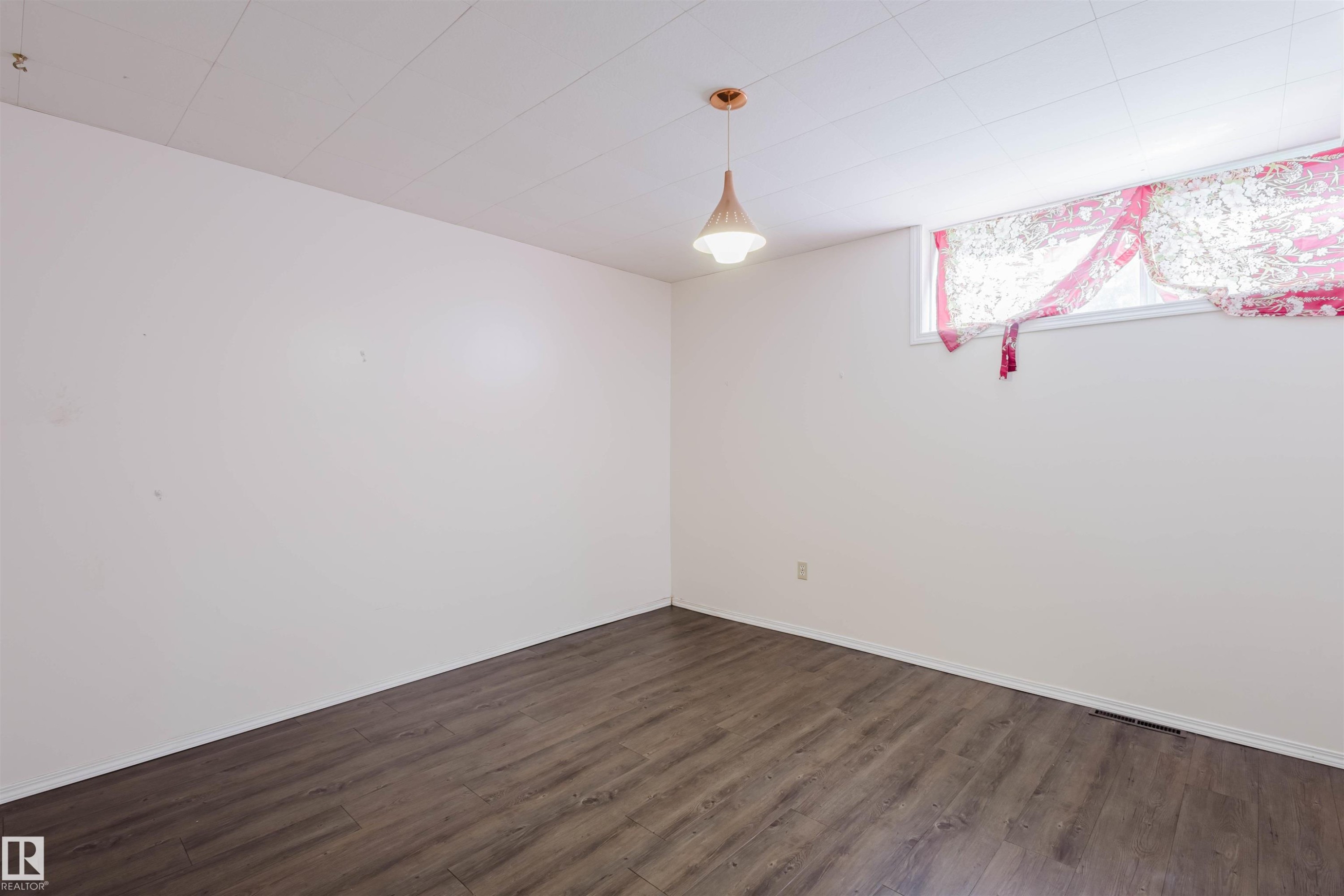 Edmonton, AB - Indoor Photo Showing Other Room