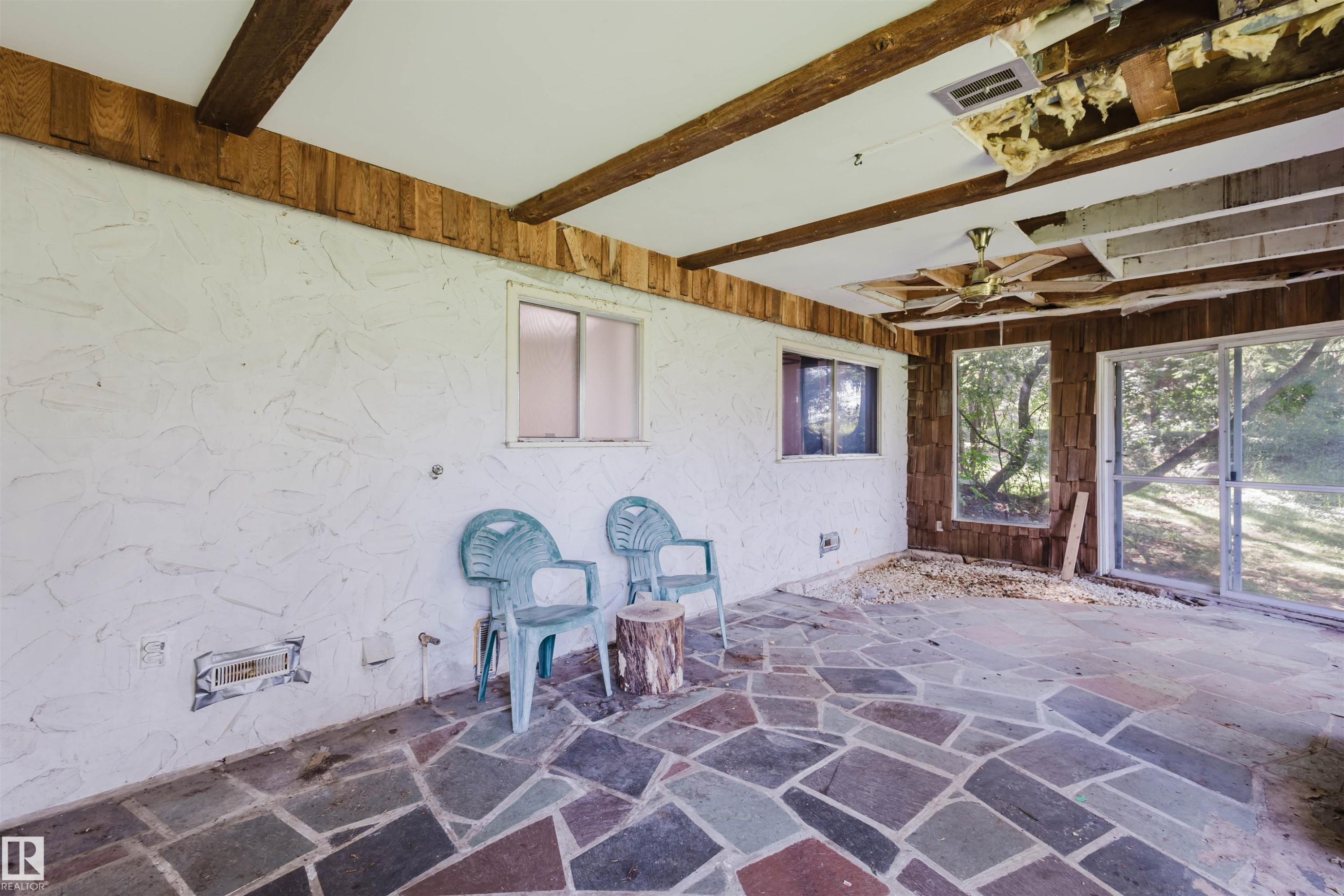 Edmonton, AB - Indoor Photo Showing Other Room