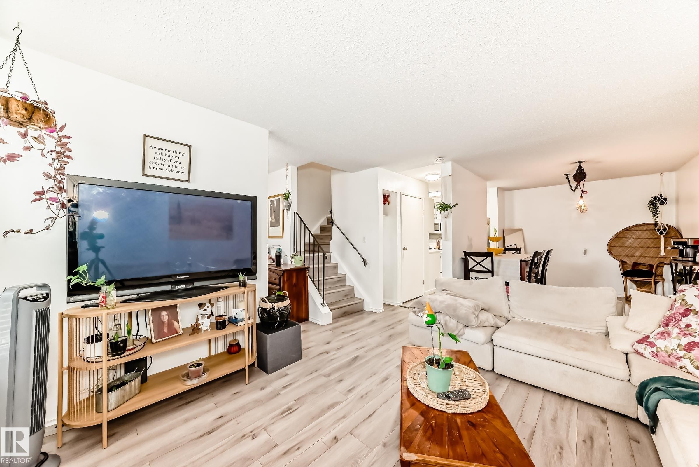 17116 108 Street, Edmonton, AB - Indoor Photo Showing Living Room