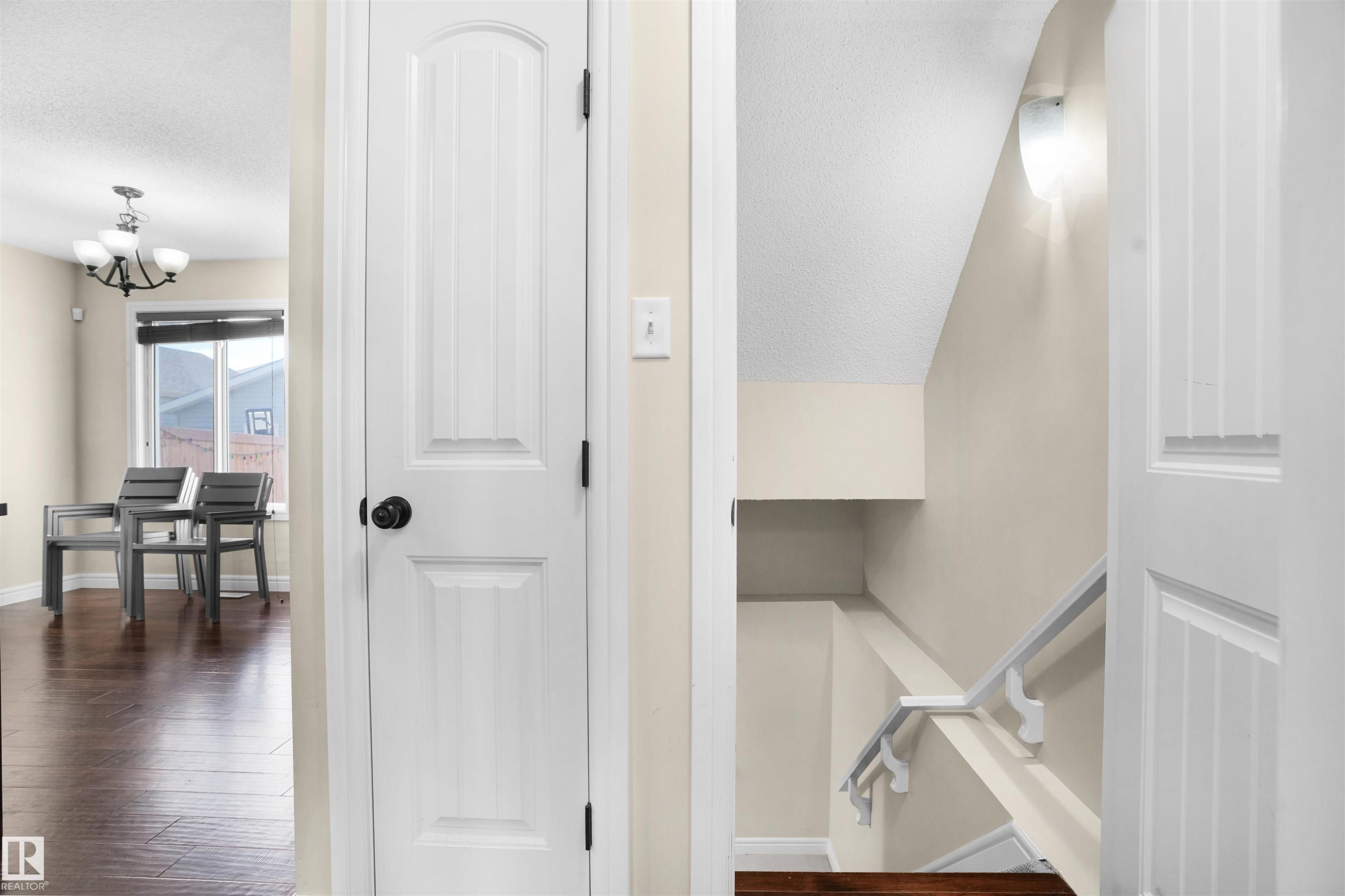 1442 33A Street Nw, Edmonton, AB - Indoor Photo Showing Other Room