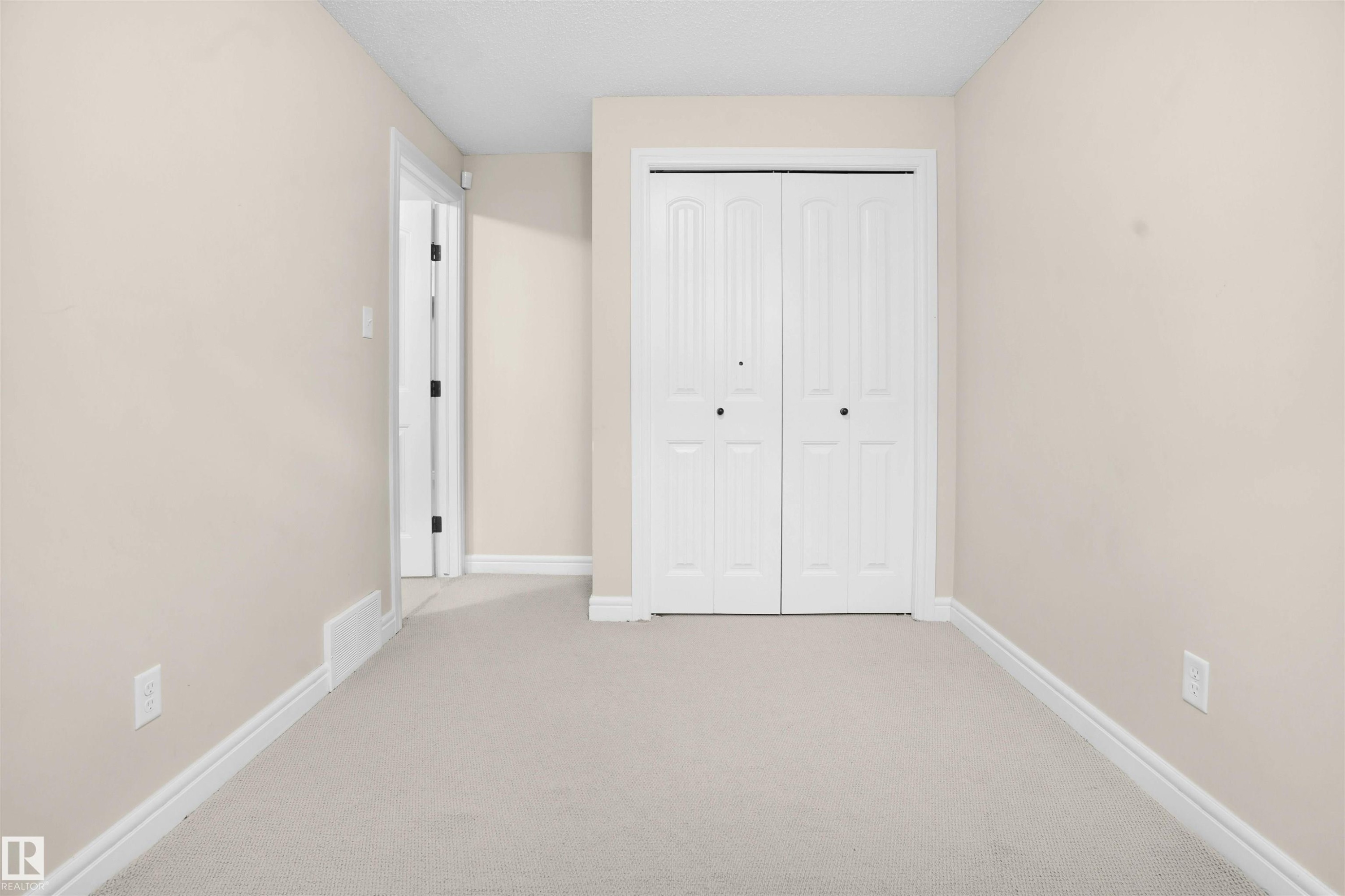 1442 33A Street Nw, Edmonton, AB - Indoor Photo Showing Other Room