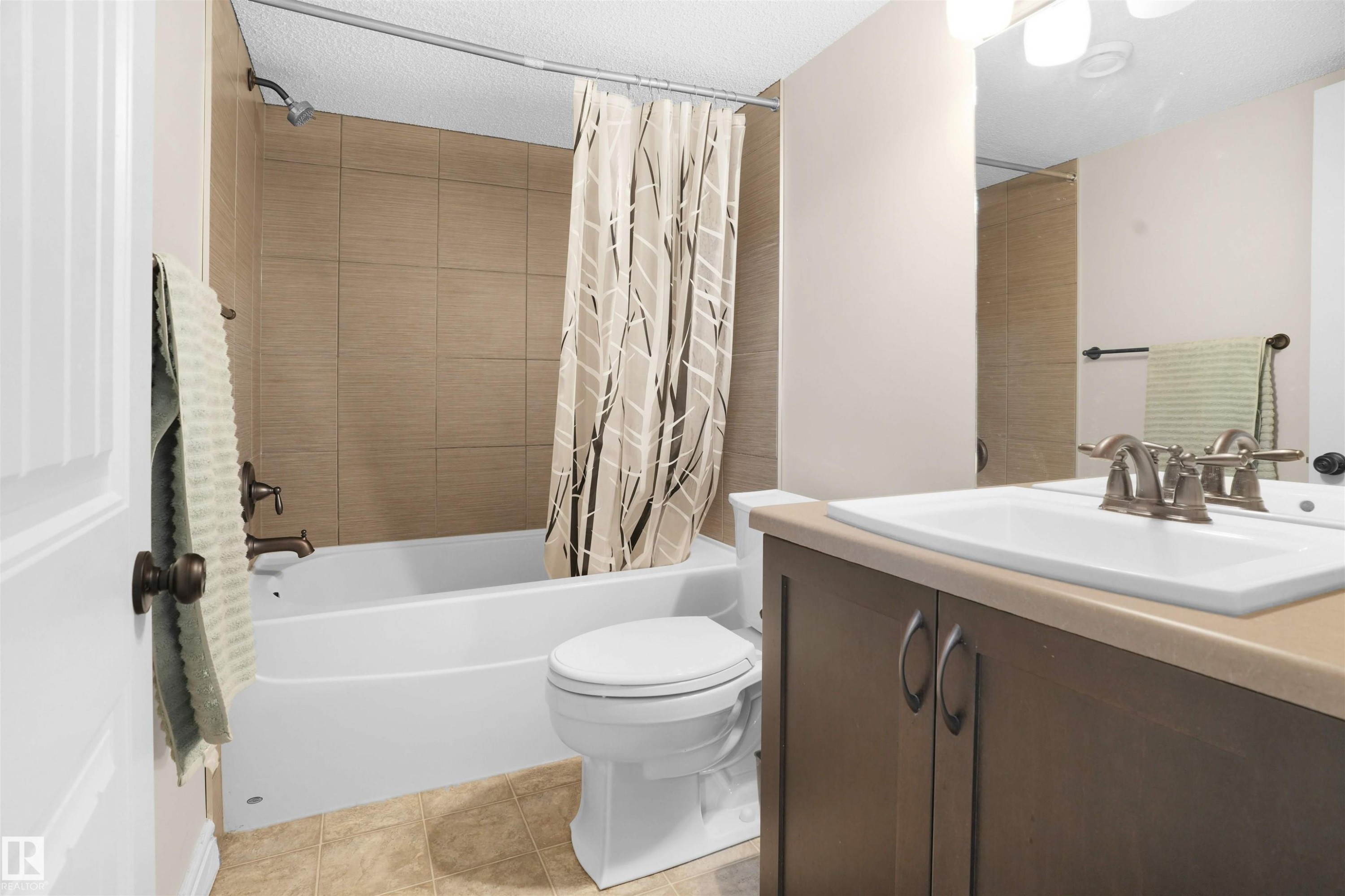 1442 33A Street Nw, Edmonton, AB - Indoor Photo Showing Bathroom