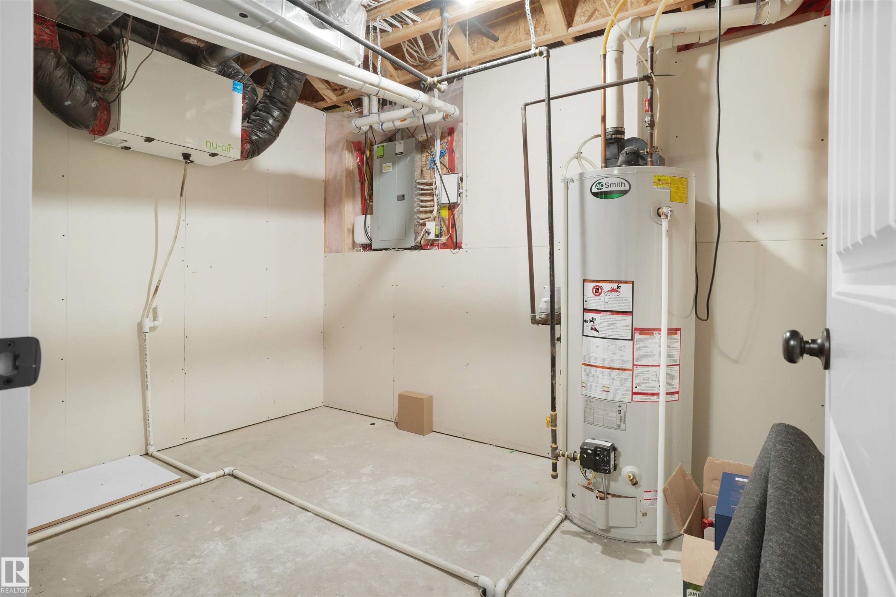 1442 33A Street Nw, Edmonton, AB - Indoor Photo Showing Basement