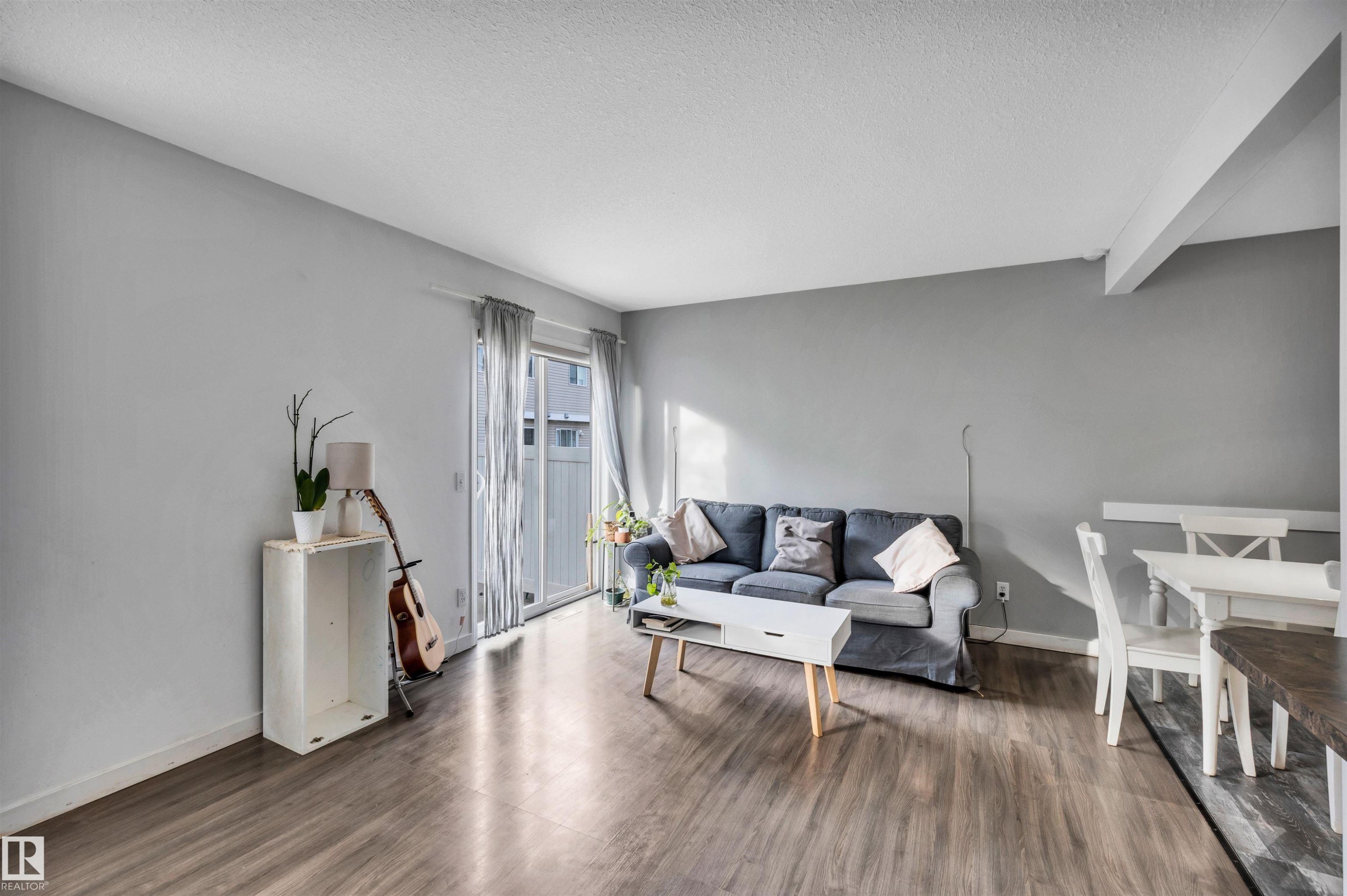 123 150 Edwards Drive, Edmonton, AB - Indoor Photo Showing Living Room