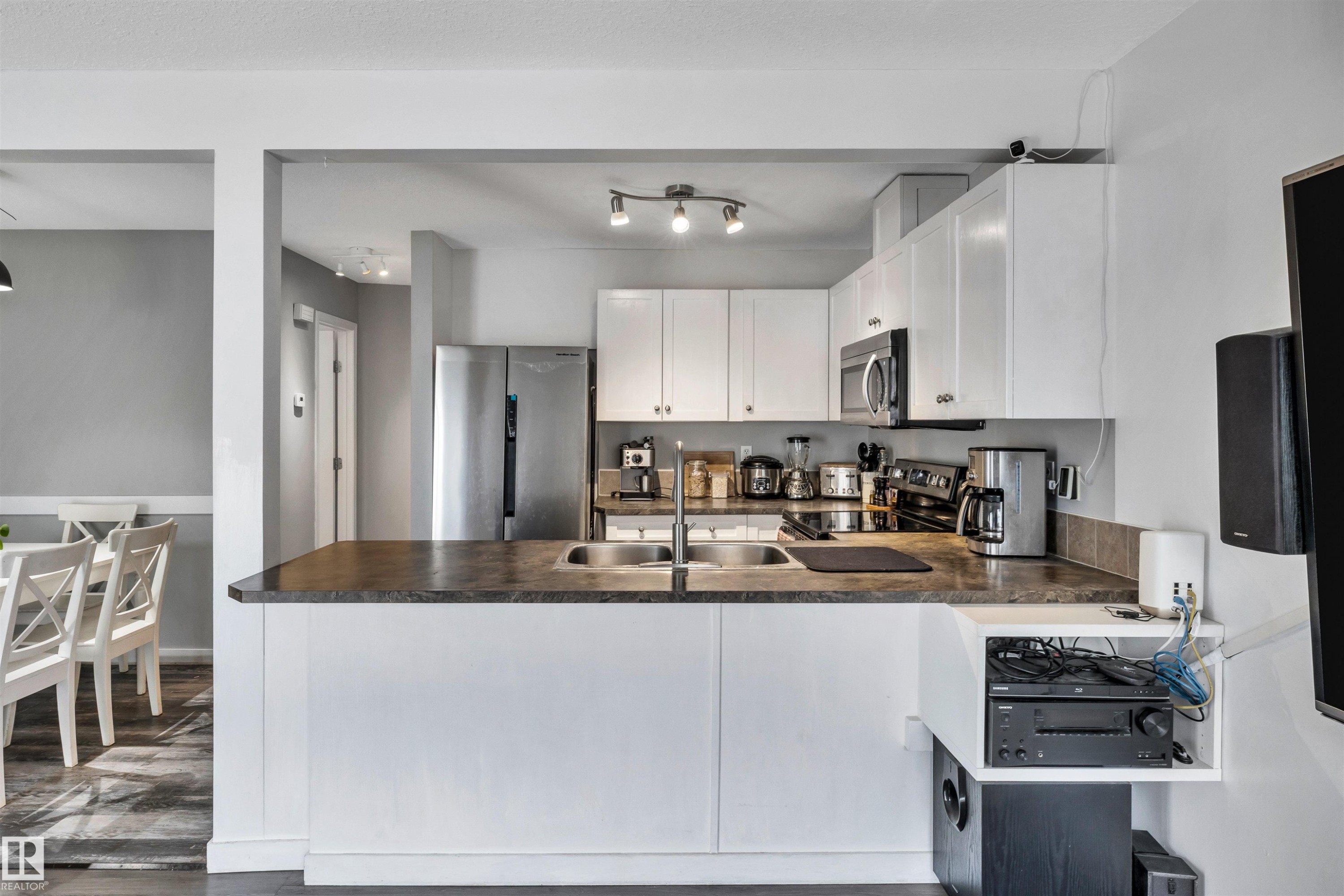 123 150 Edwards Drive, Edmonton, AB - Indoor Photo Showing Kitchen With Double Sink
