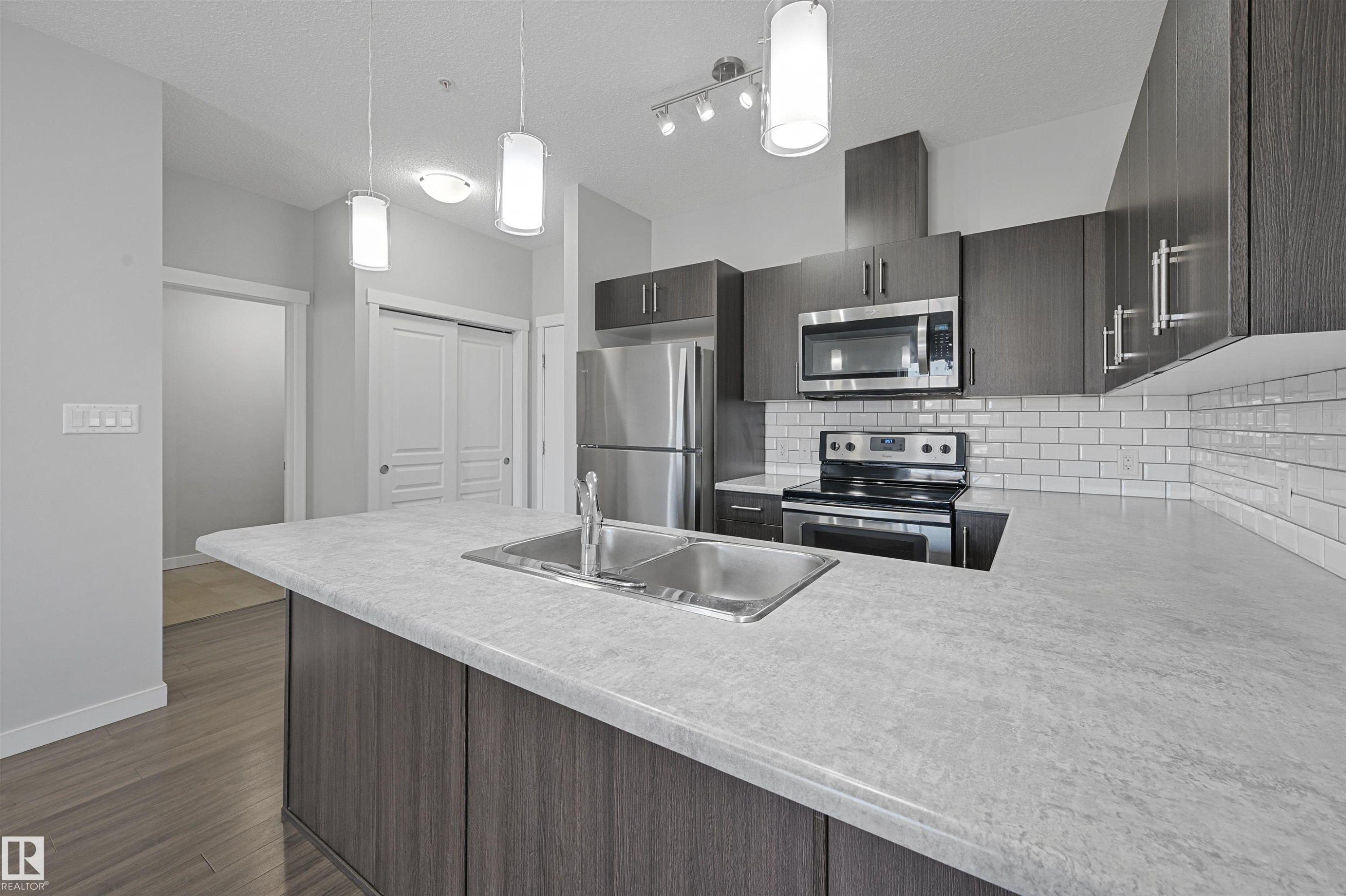 405 812 Welsh Drive, Edmonton, AB - Indoor Photo Showing Kitchen With Stainless Steel Kitchen With Double Sink With Upgraded Kitchen