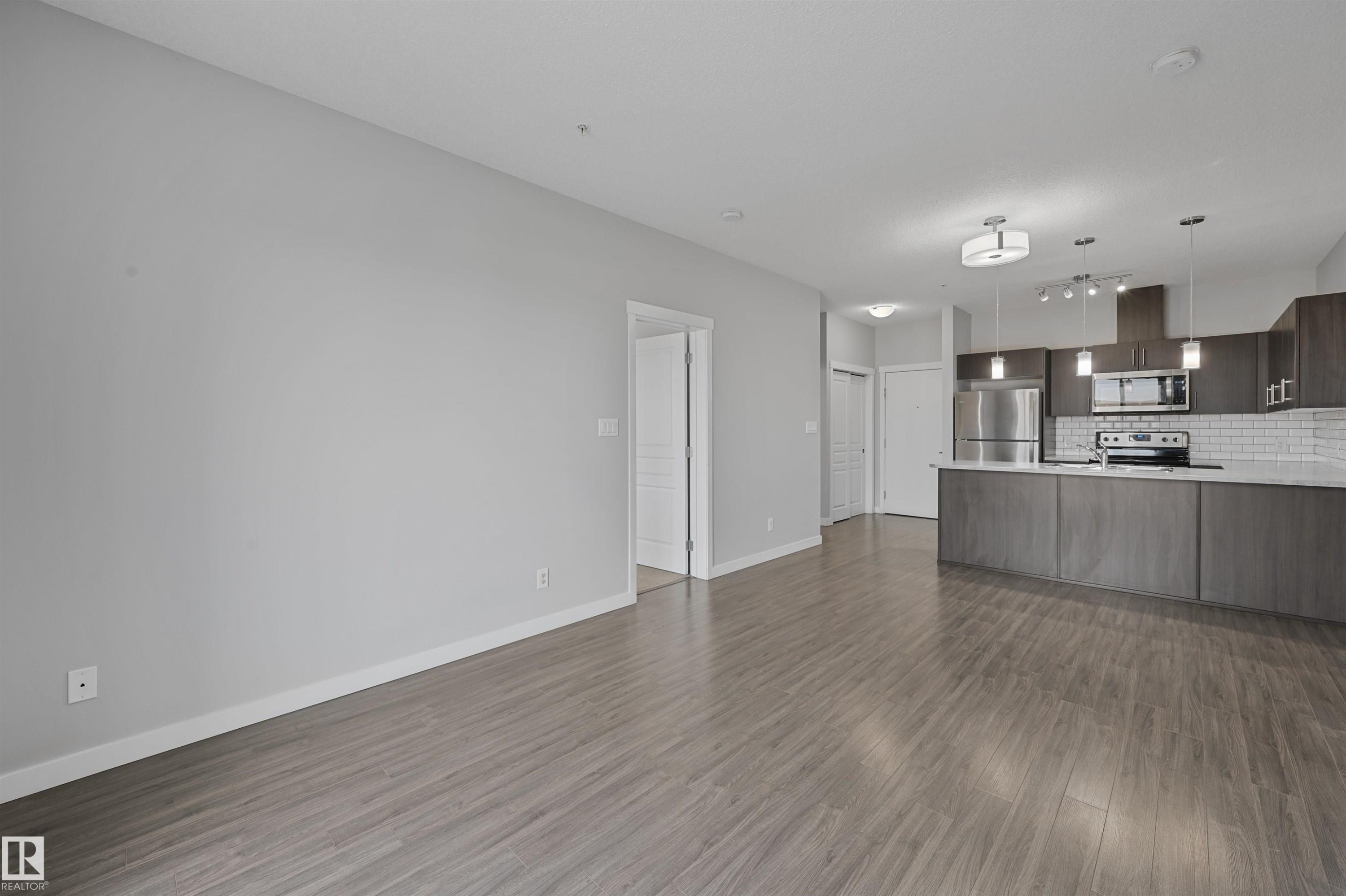 405 812 Welsh Drive, Edmonton, AB - Indoor Photo Showing Kitchen