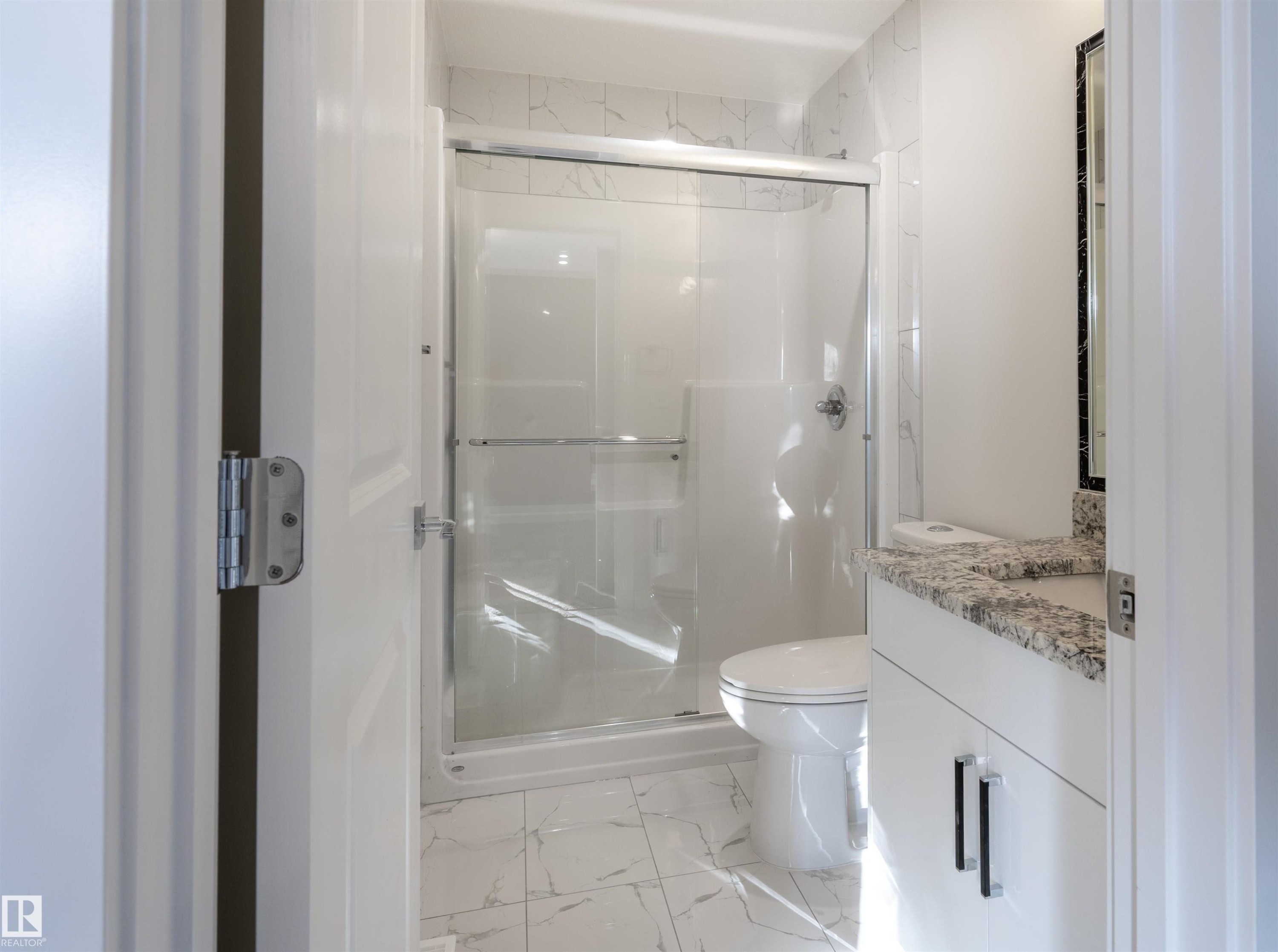 10446 142 Street, Edmonton, AB - Indoor Photo Showing Bathroom