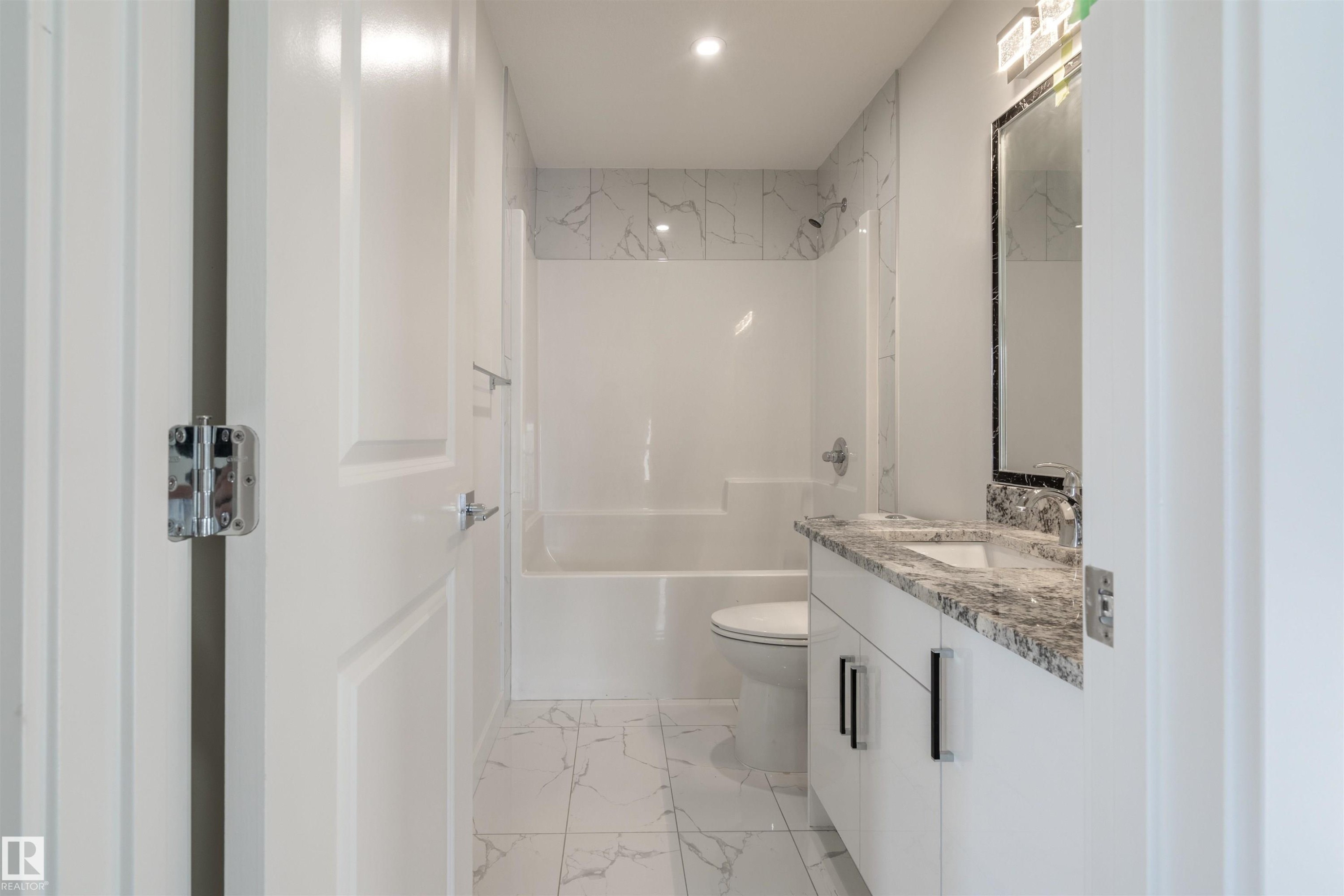 10446 142 Street, Edmonton, AB - Indoor Photo Showing Bathroom