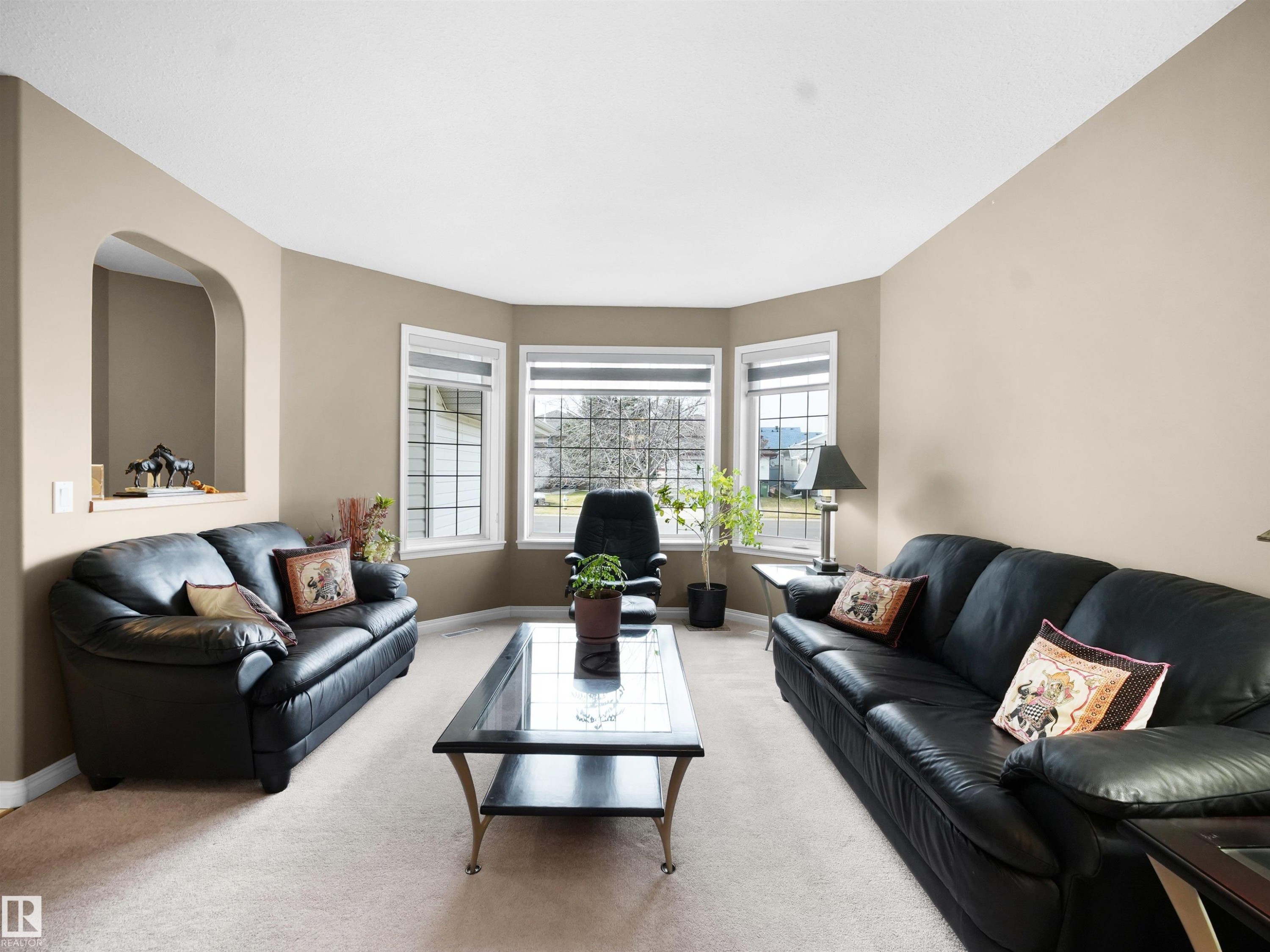 Carpeted living room featuring baseboards - 94 Dechene Road, Edmonton, AB - Indoor Photo Showing Living Room