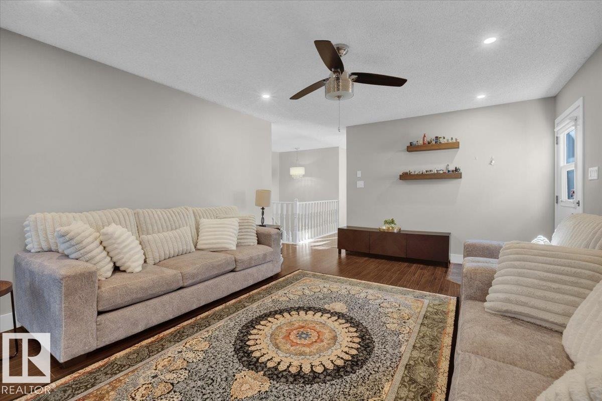 3515 20 Avenue, Edmonton, AB - Indoor Photo Showing Living Room