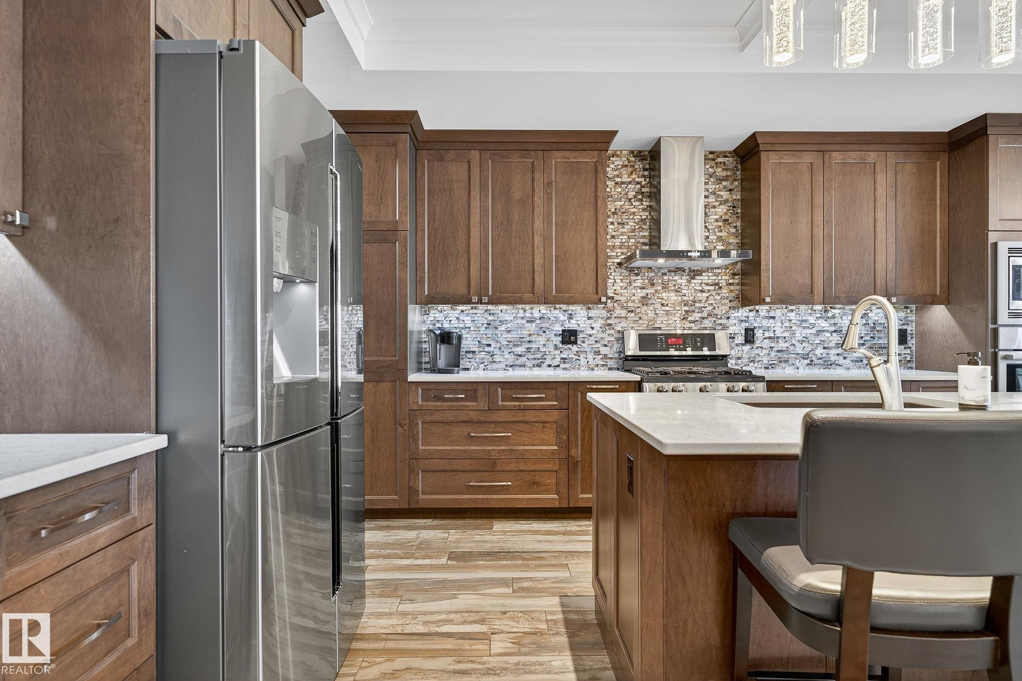 4810 Donsdale Drive, Edmonton, AB - Indoor Photo Showing Kitchen With Upgraded Kitchen