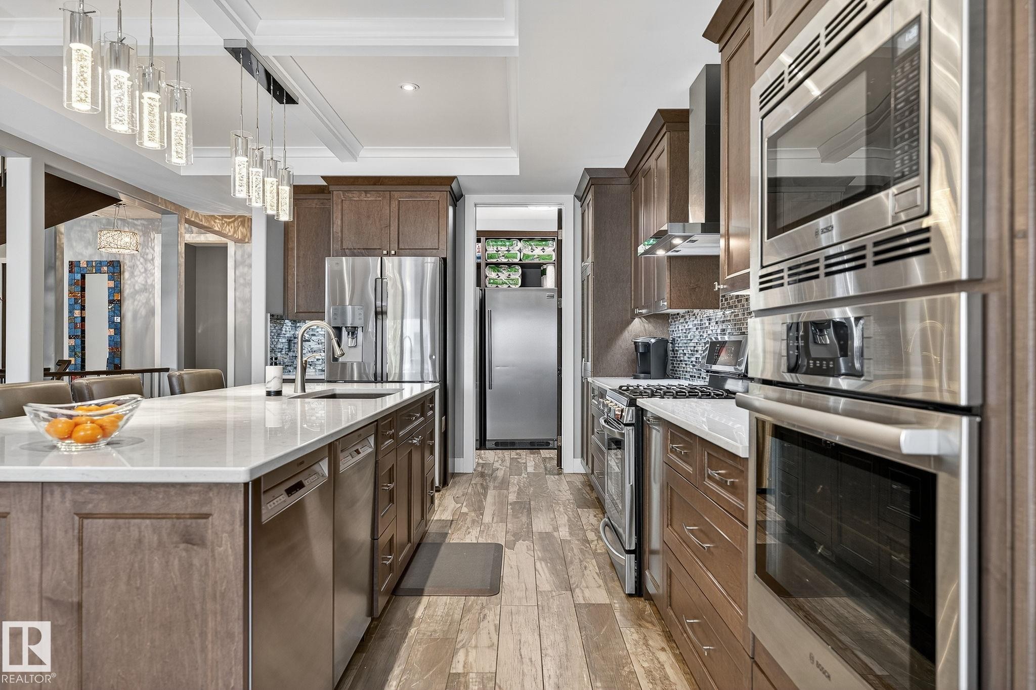 4810 Donsdale Drive, Edmonton, AB - Indoor Photo Showing Kitchen With Upgraded Kitchen