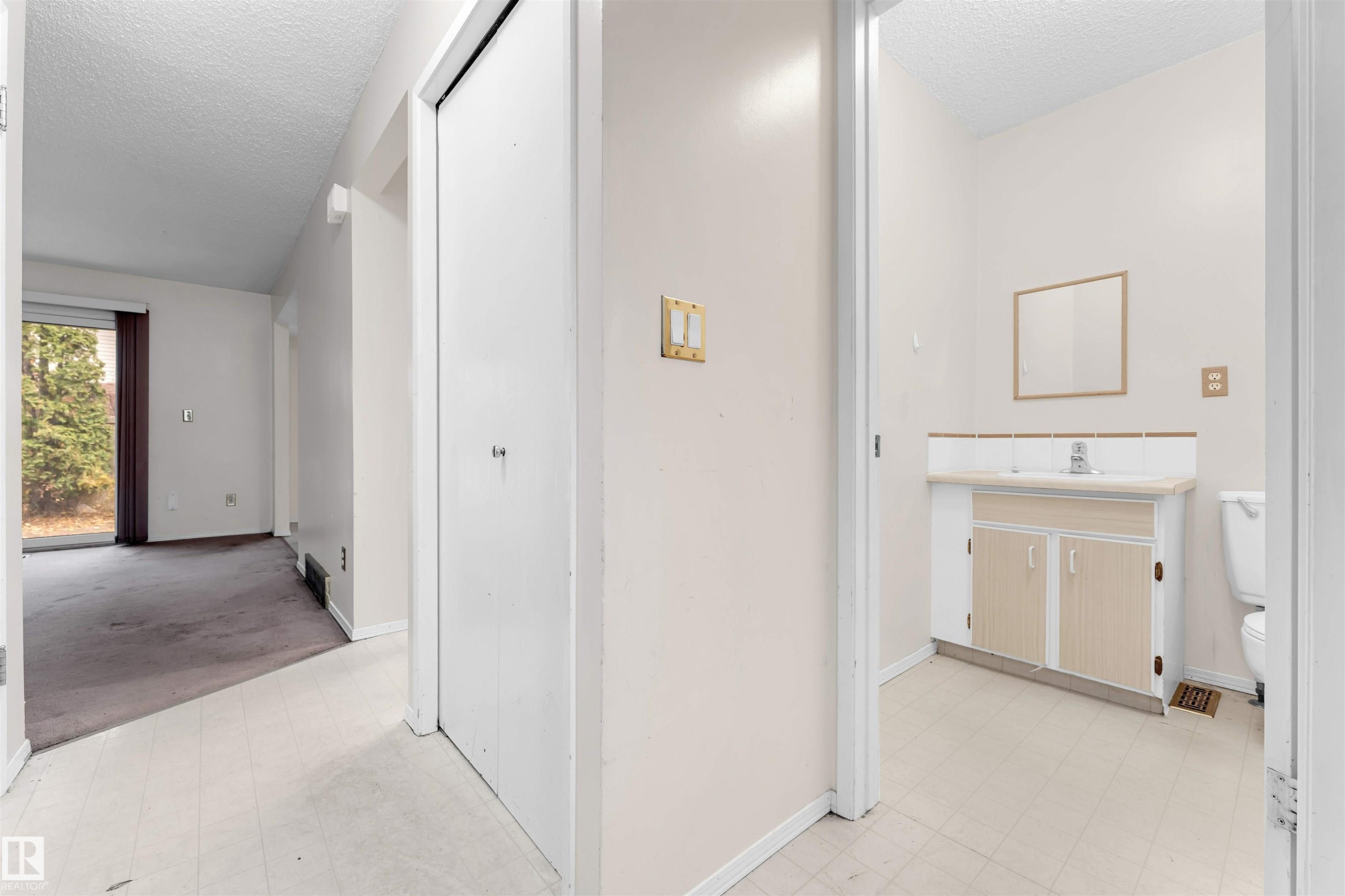 Edmonton, AB - Indoor Photo Showing Other Room