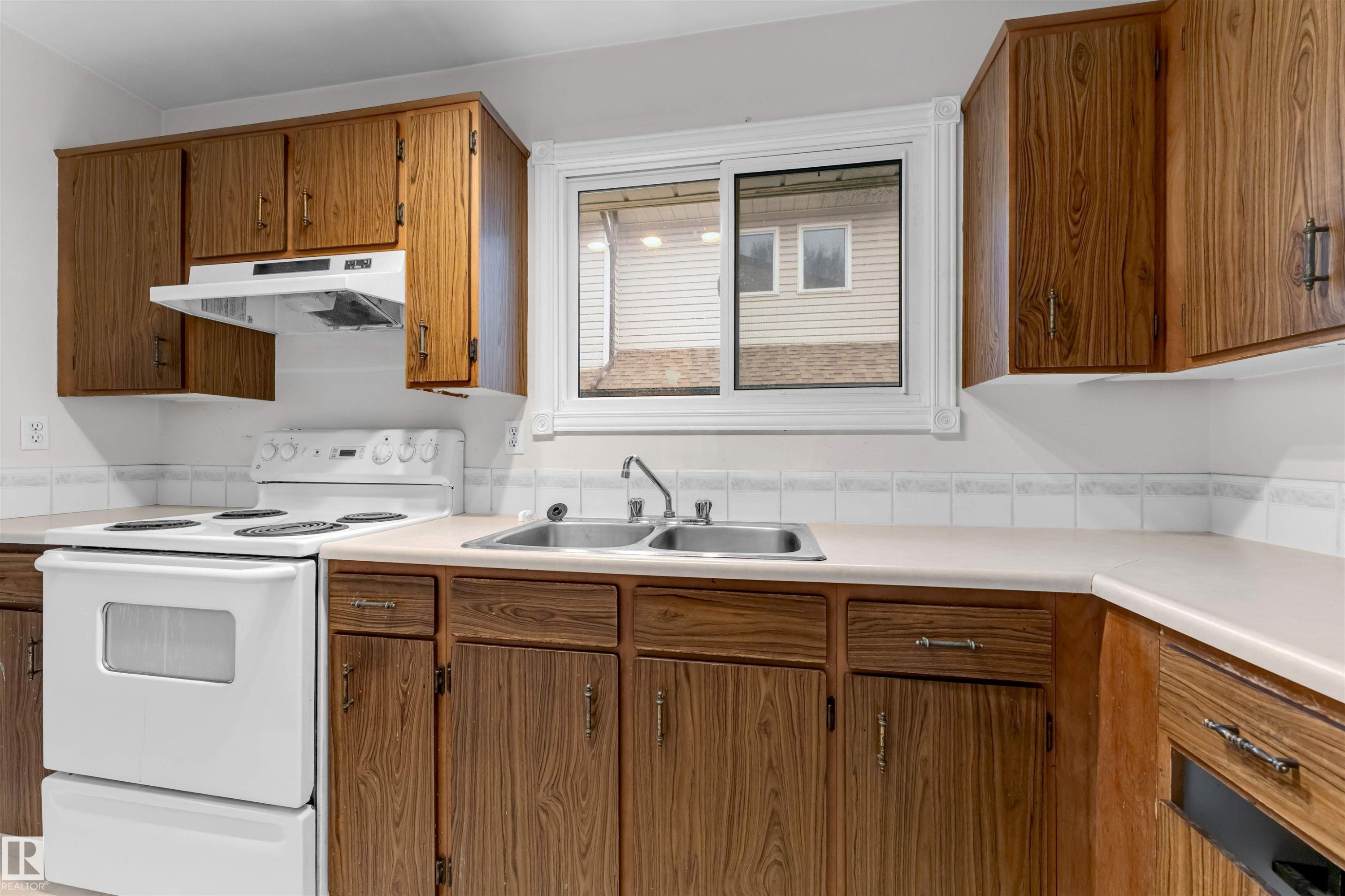 Edmonton, AB - Indoor Photo Showing Kitchen With Double Sink