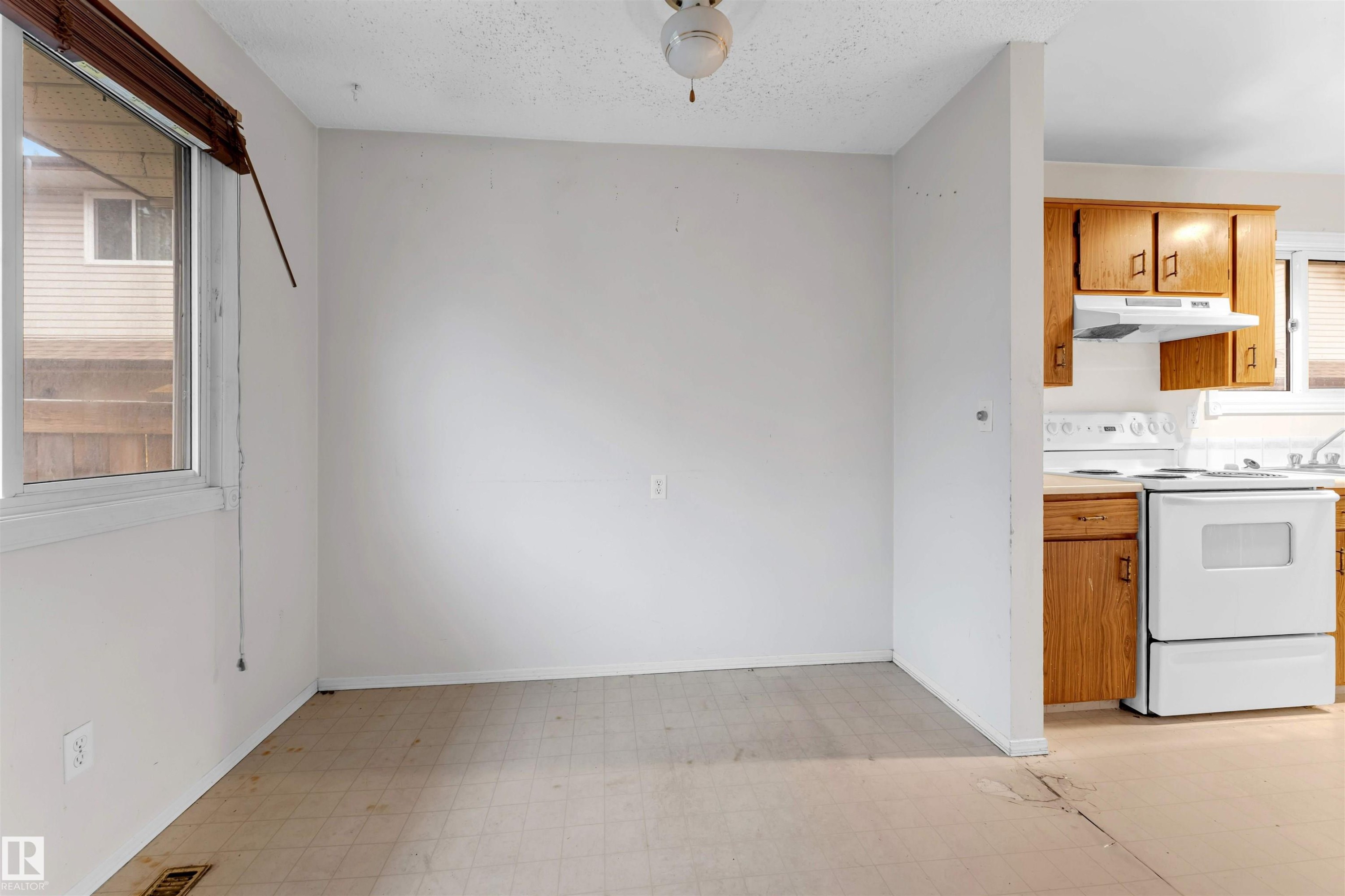 Edmonton, AB - Indoor Photo Showing Kitchen