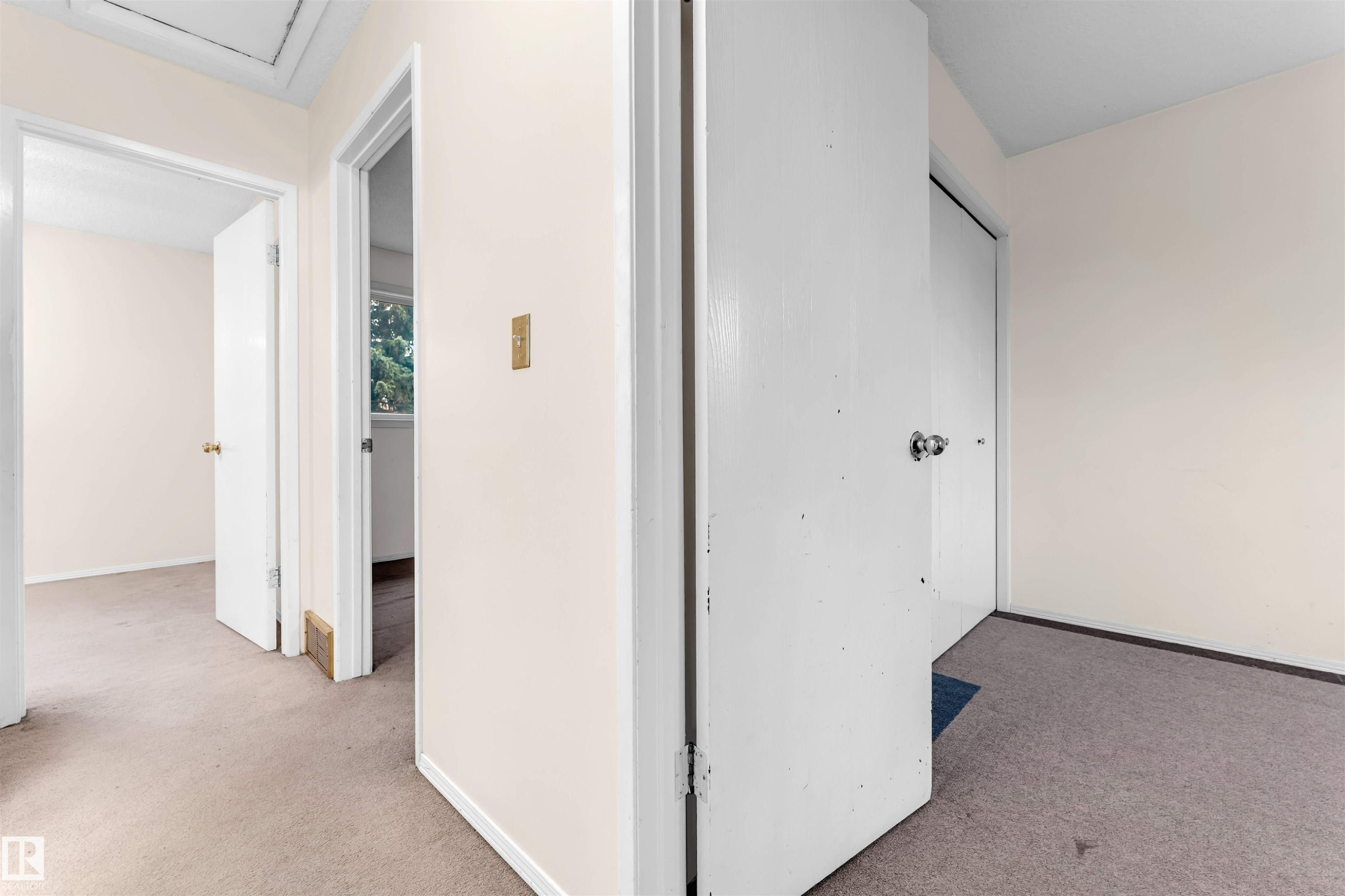 Edmonton, AB - Indoor Photo Showing Other Room