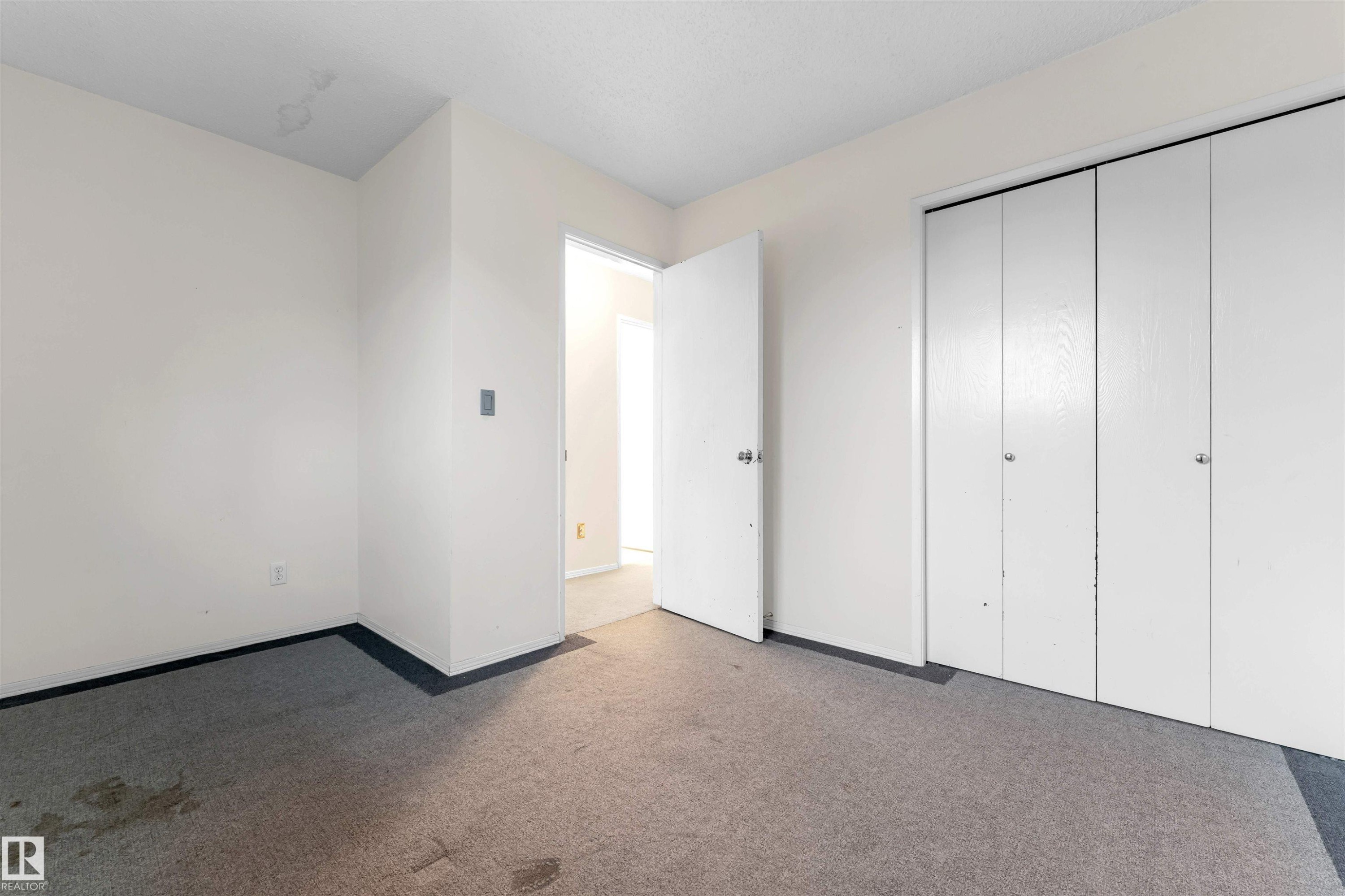 Edmonton, AB - Indoor Photo Showing Other Room