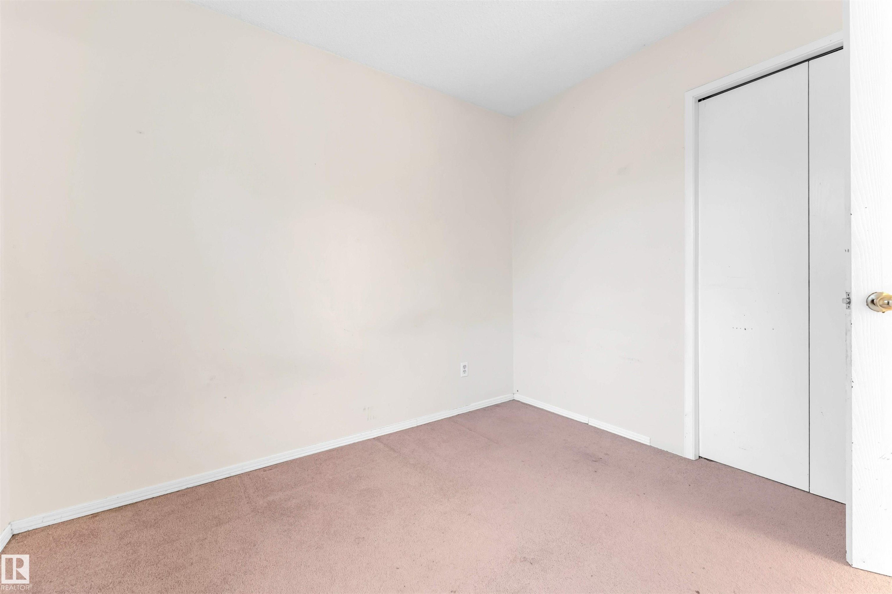 Edmonton, AB - Indoor Photo Showing Other Room