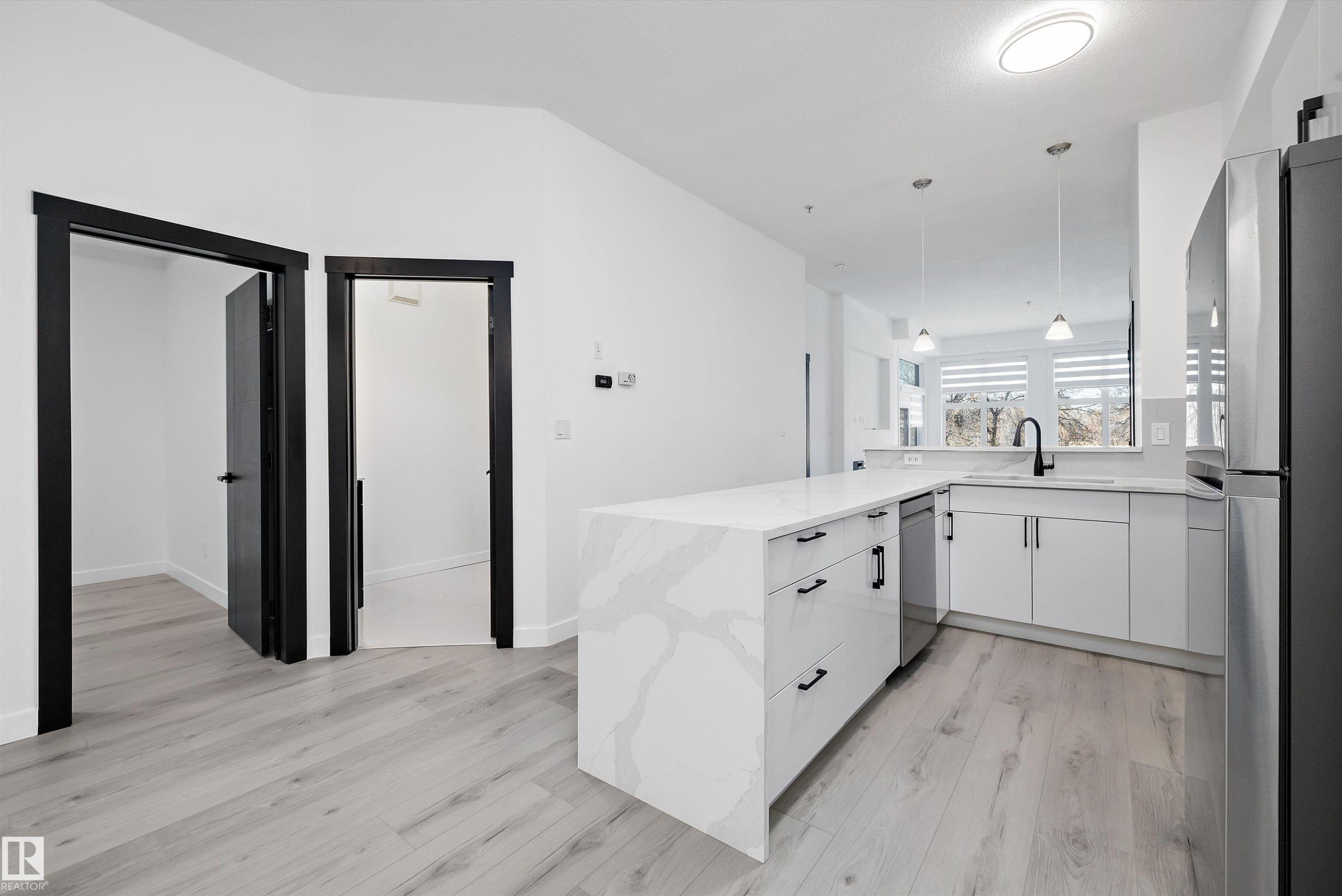 200 10531 117 Street, Edmonton, AB - Indoor Photo Showing Kitchen
