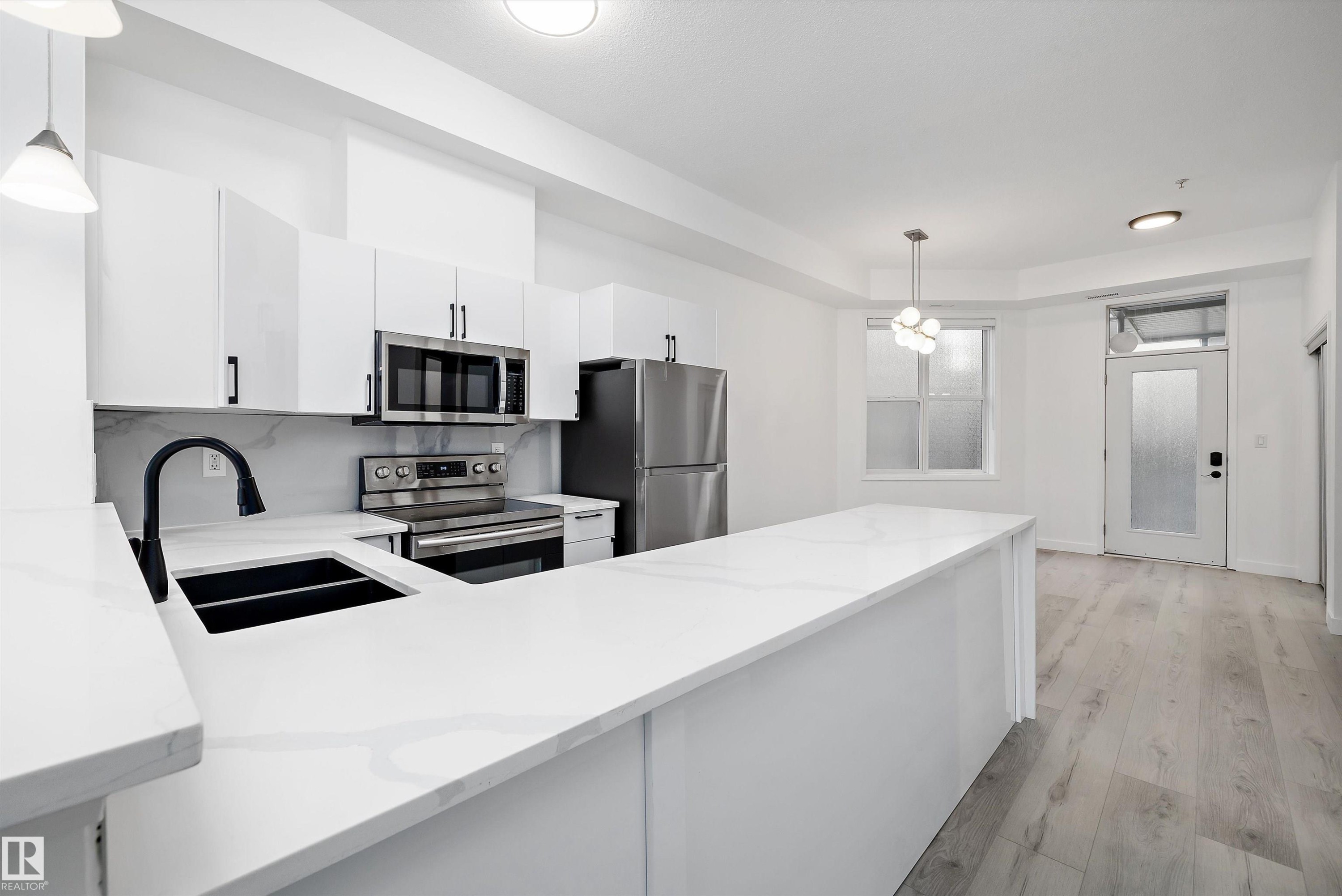 200 10531 117 Street, Edmonton, AB - Indoor Photo Showing Kitchen With Double Sink With Upgraded Kitchen
