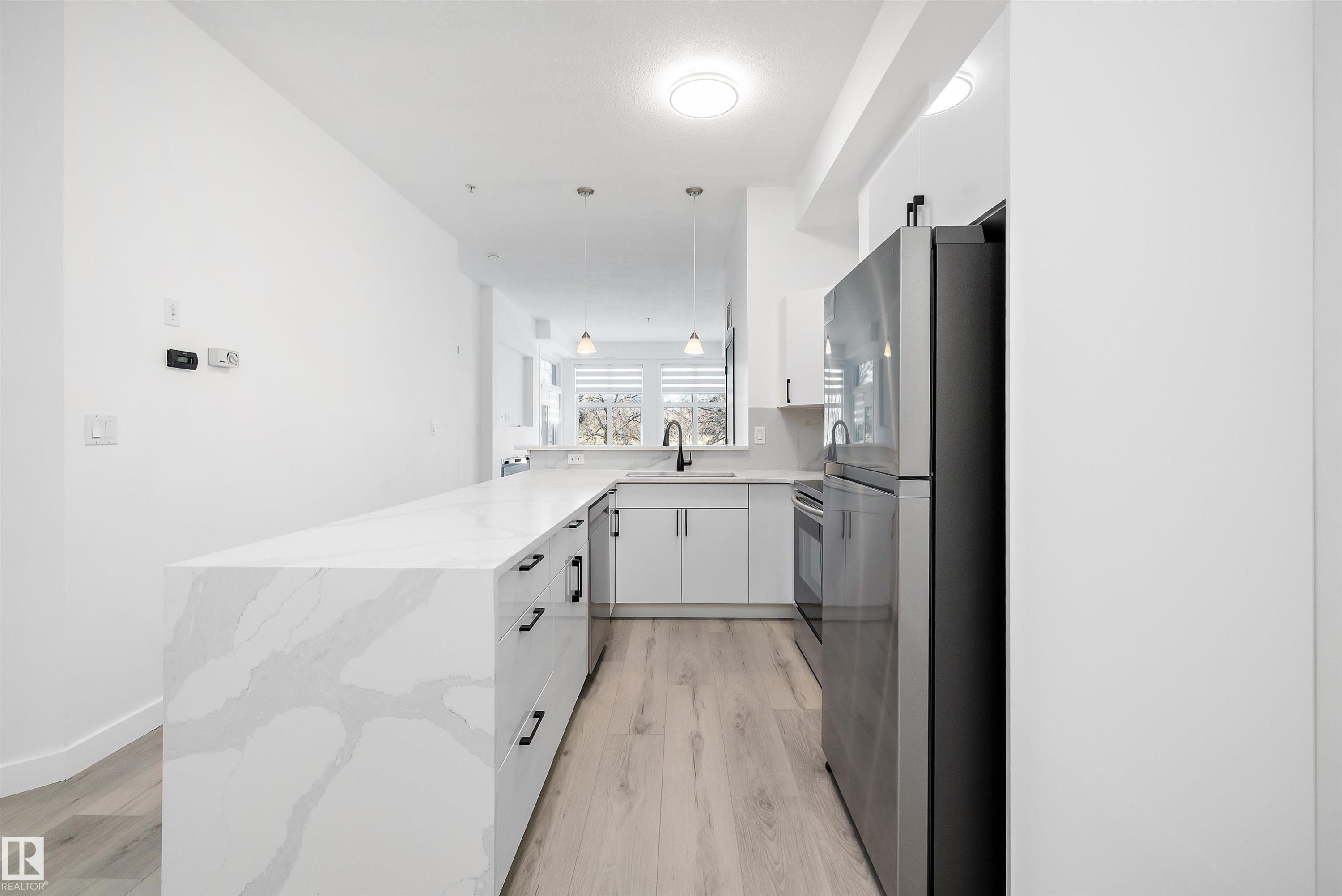 200 10531 117 Street, Edmonton, AB - Indoor Photo Showing Kitchen With Upgraded Kitchen