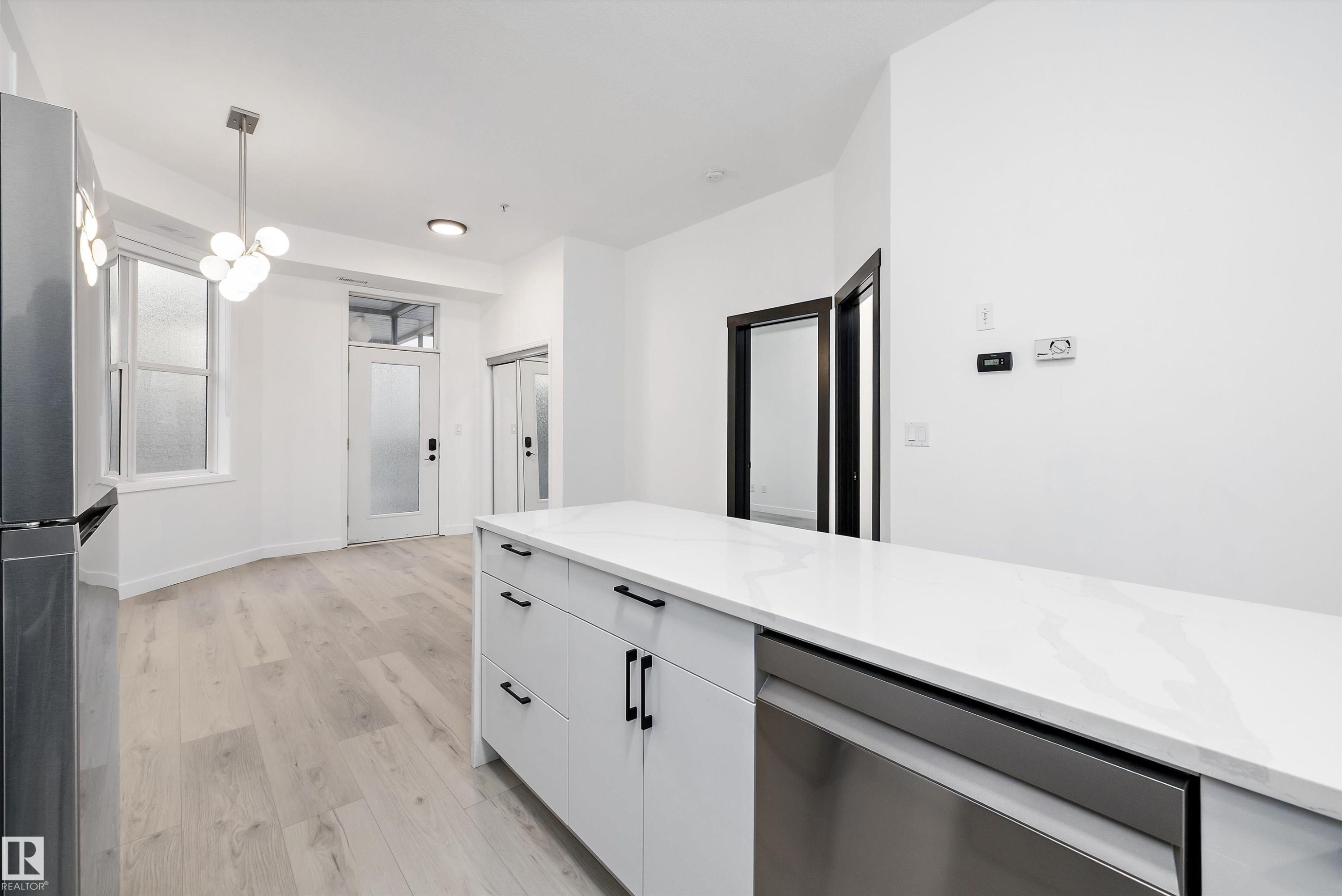 200 10531 117 Street, Edmonton, AB - Indoor Photo Showing Kitchen