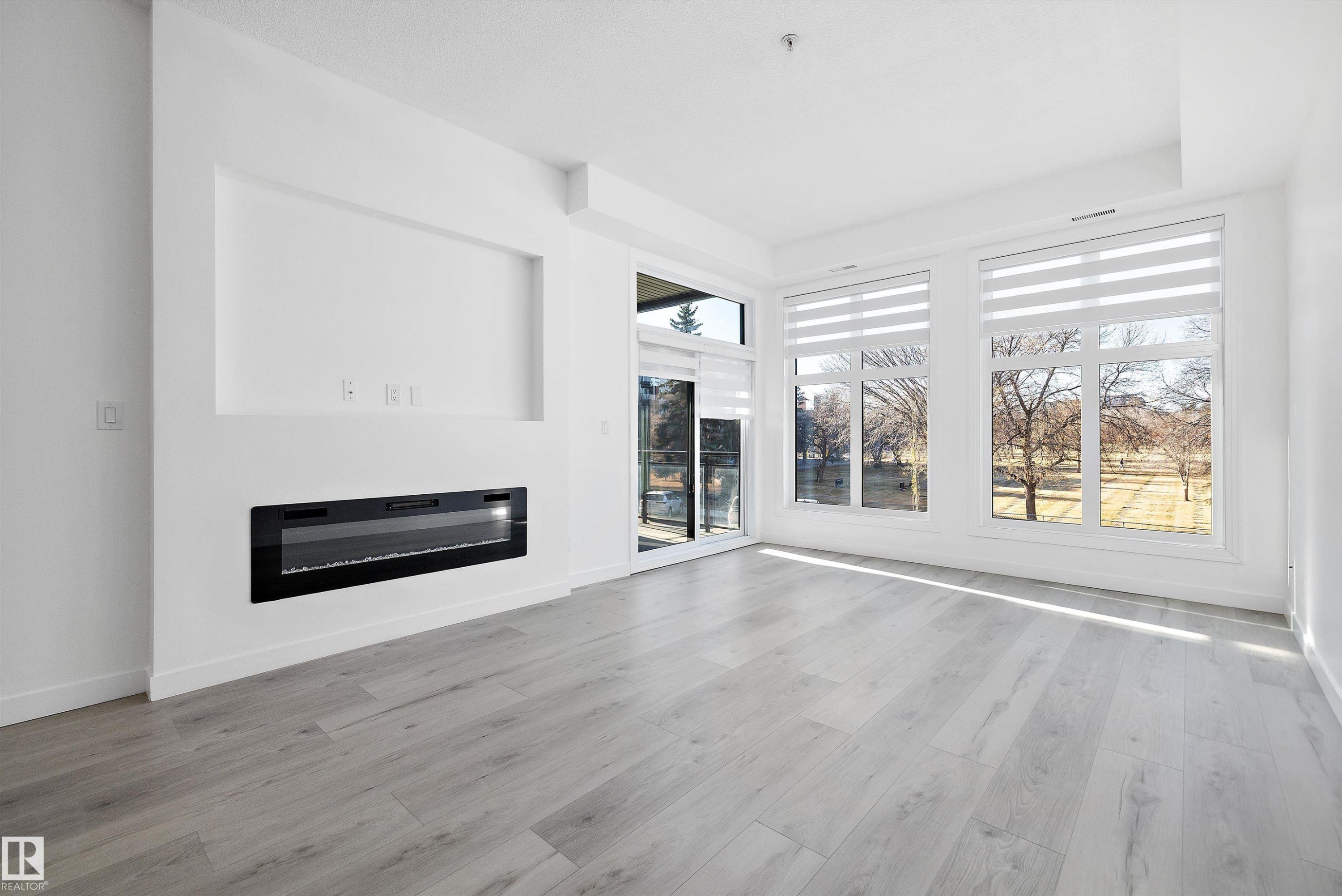 200 10531 117 Street, Edmonton, AB - Indoor Photo Showing Living Room With Fireplace