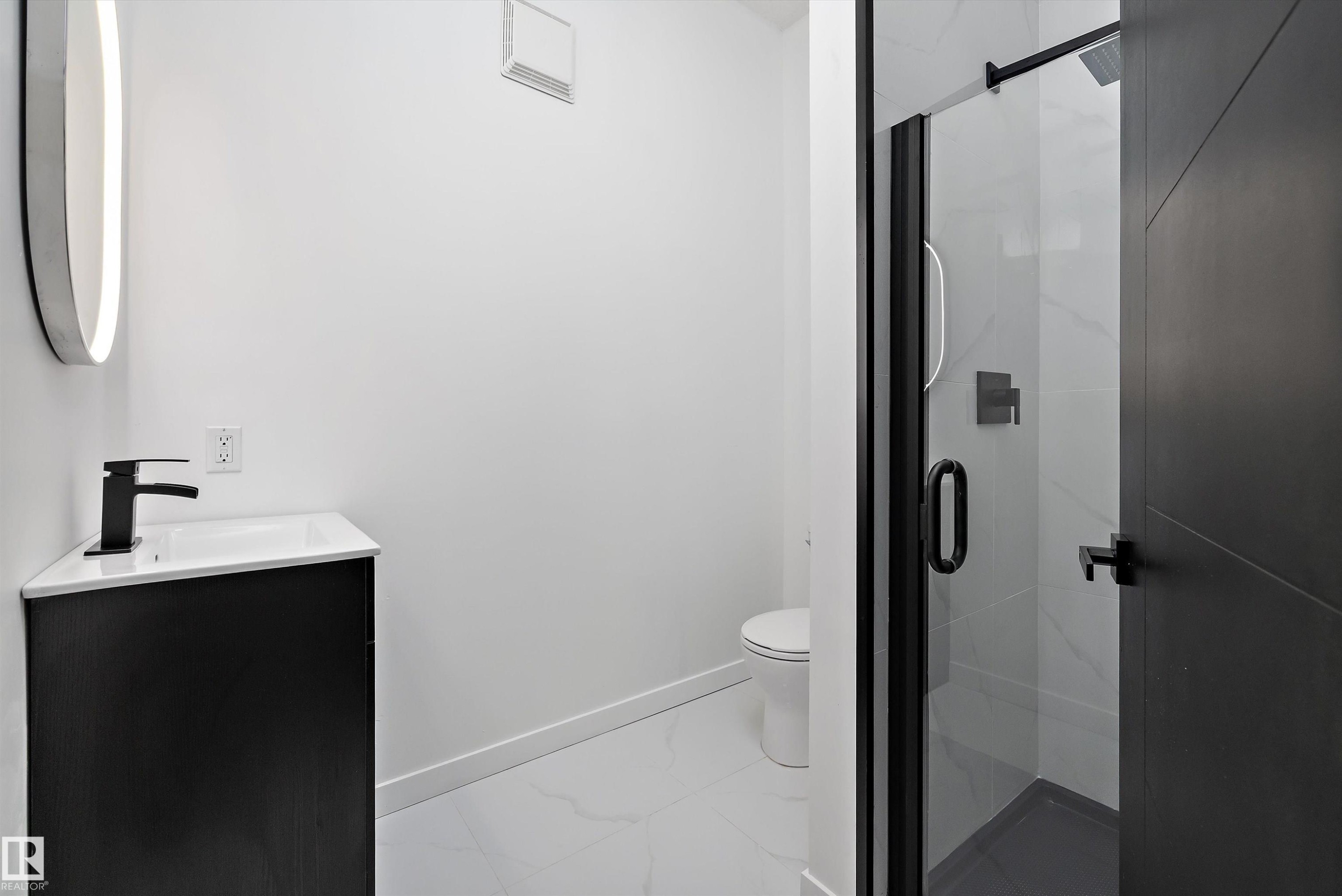 200 10531 117 Street, Edmonton, AB - Indoor Photo Showing Bathroom