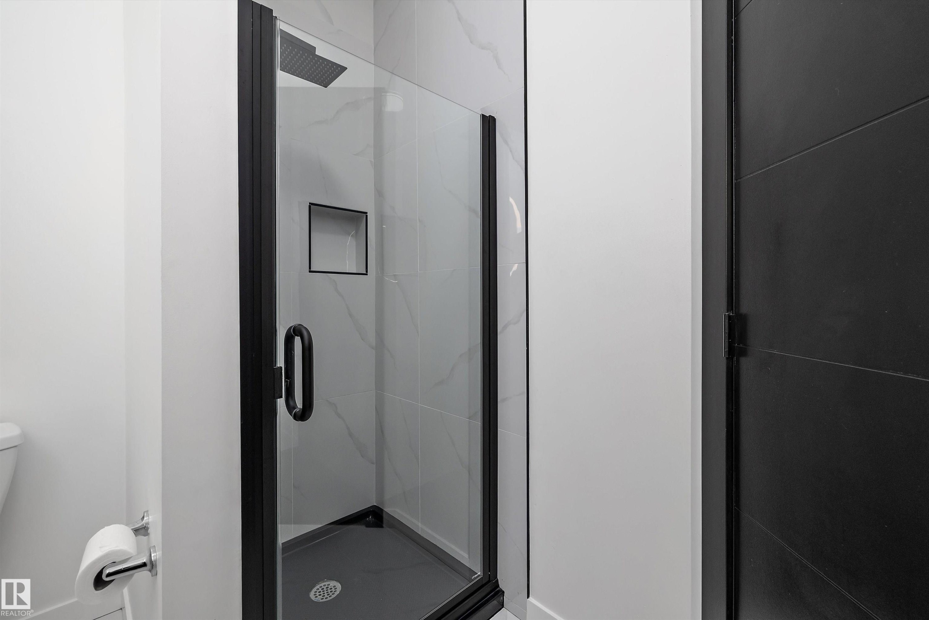 200 10531 117 Street, Edmonton, AB - Indoor Photo Showing Bathroom