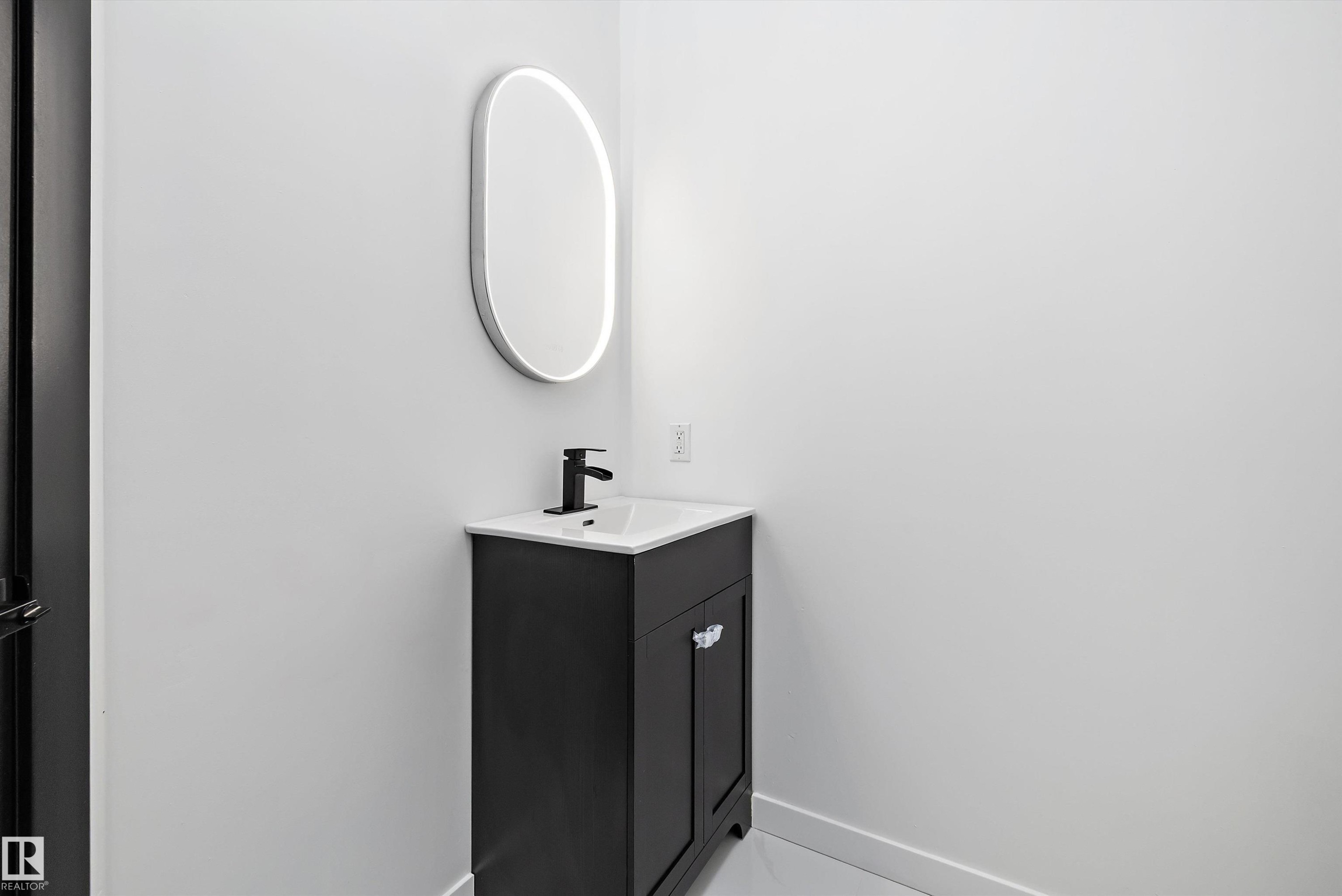 200 10531 117 Street, Edmonton, AB - Indoor