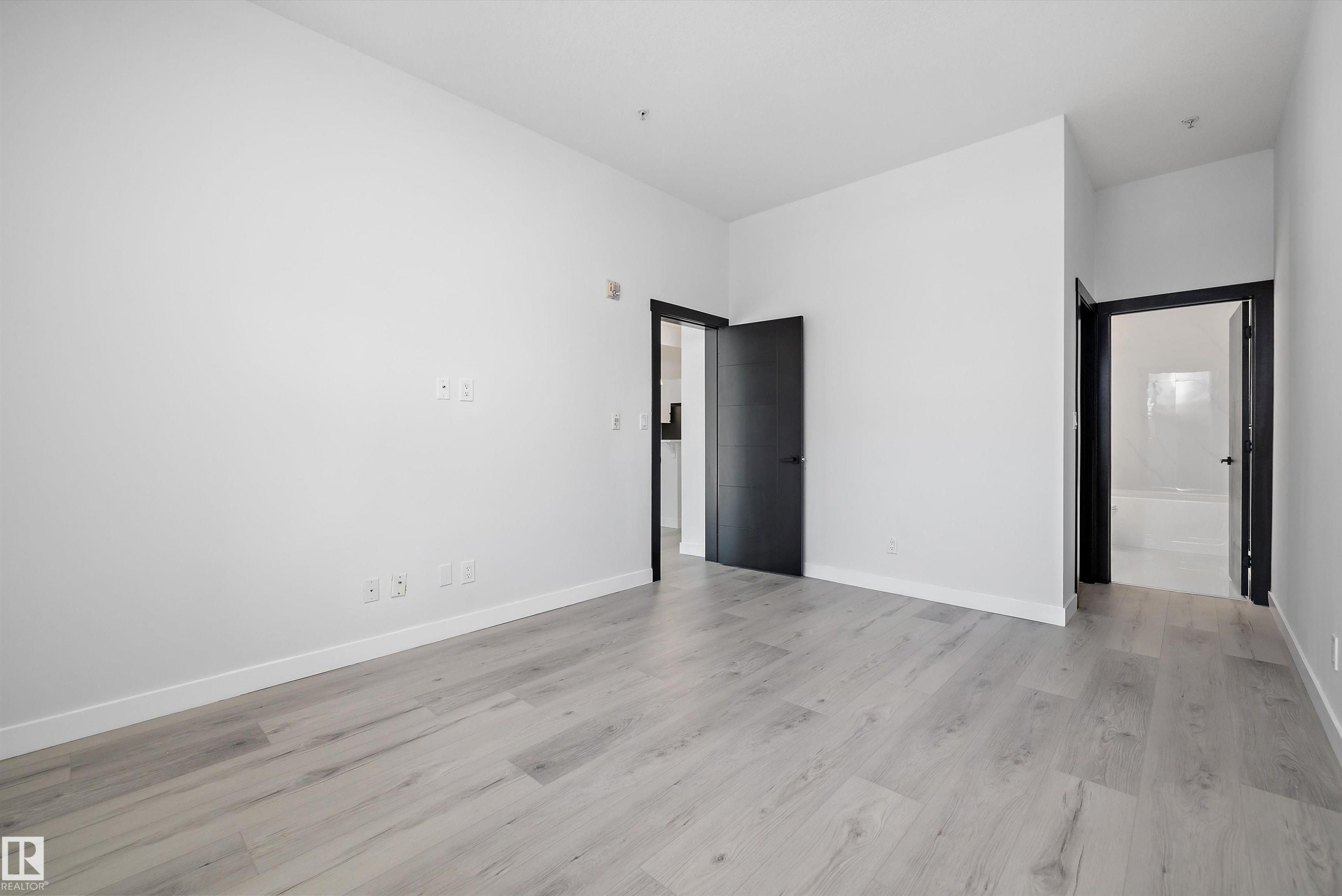 200 10531 117 Street, Edmonton, AB - Indoor Photo Showing Other Room