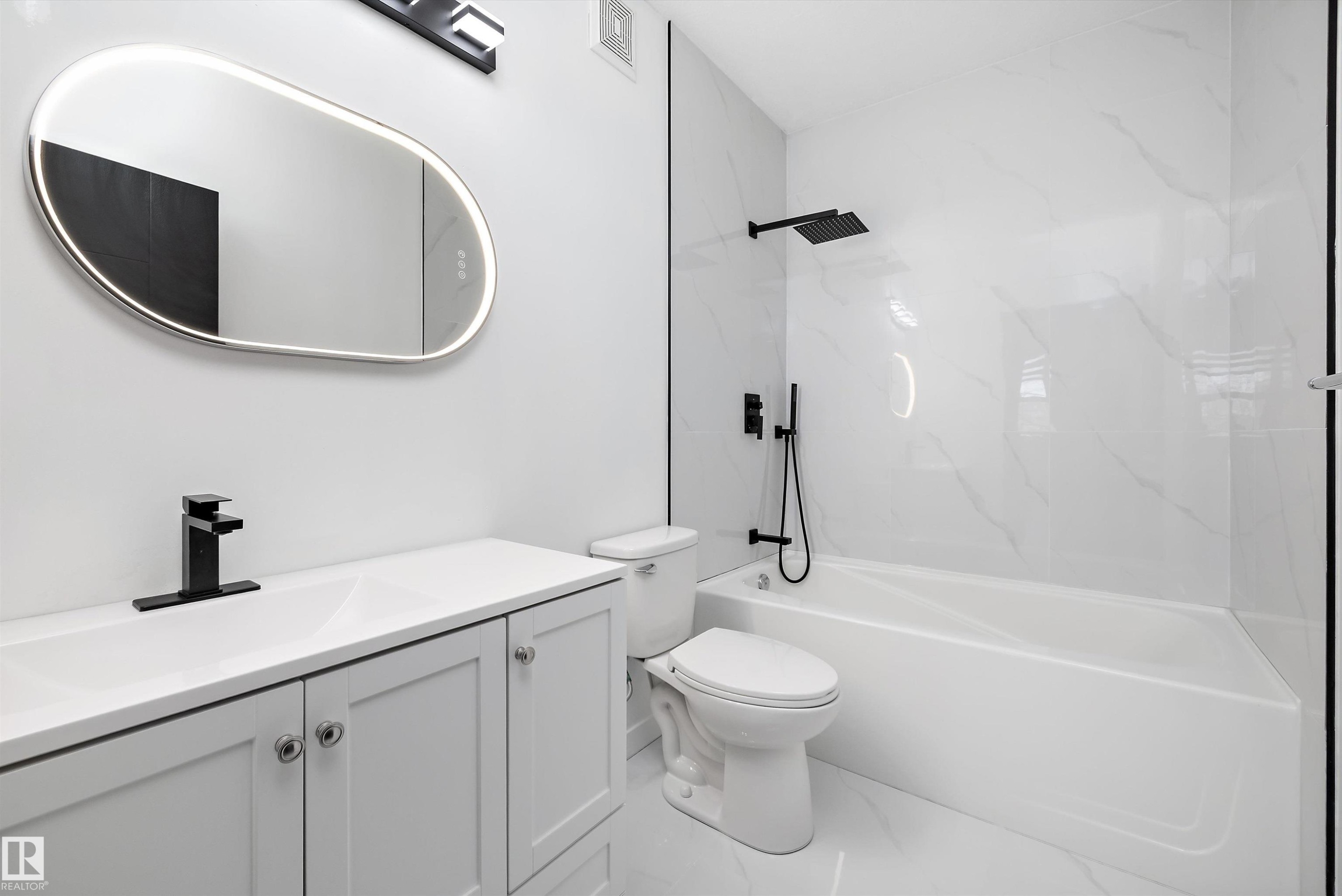 200 10531 117 Street, Edmonton, AB - Indoor Photo Showing Bathroom