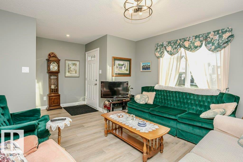 1537 Sandstone Boulevard, Sherwood Park, AB - Indoor Photo Showing Living Room