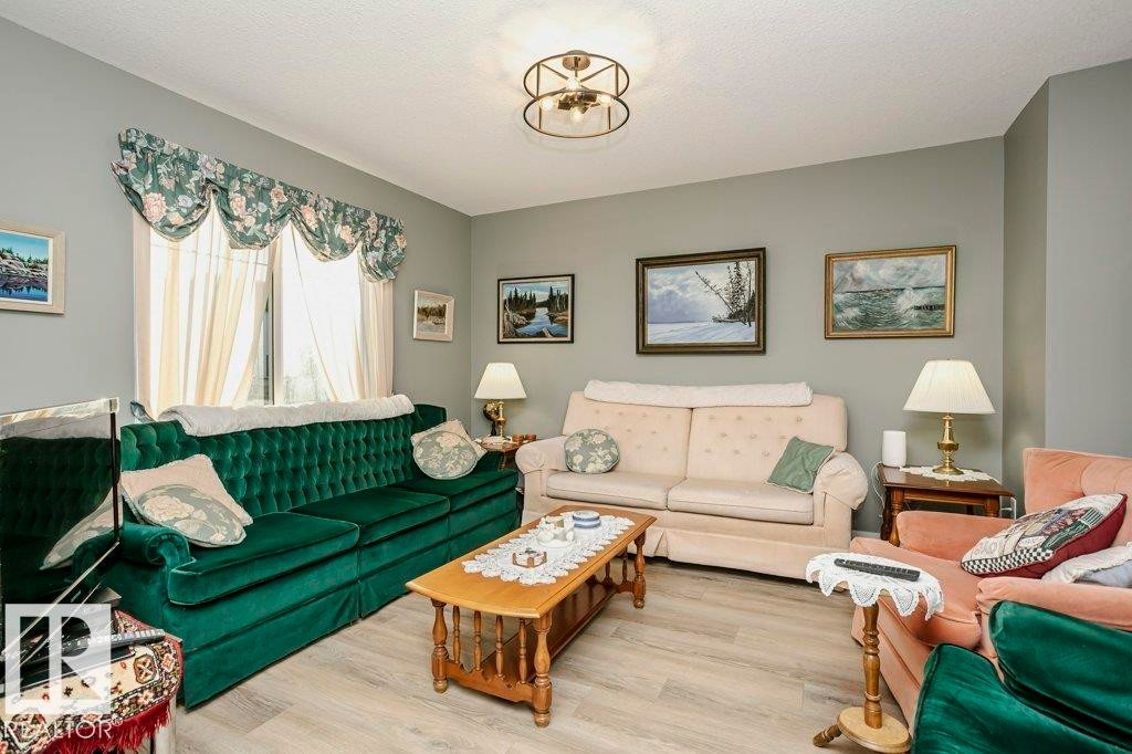 1537 Sandstone Boulevard, Sherwood Park, AB - Indoor Photo Showing Living Room
