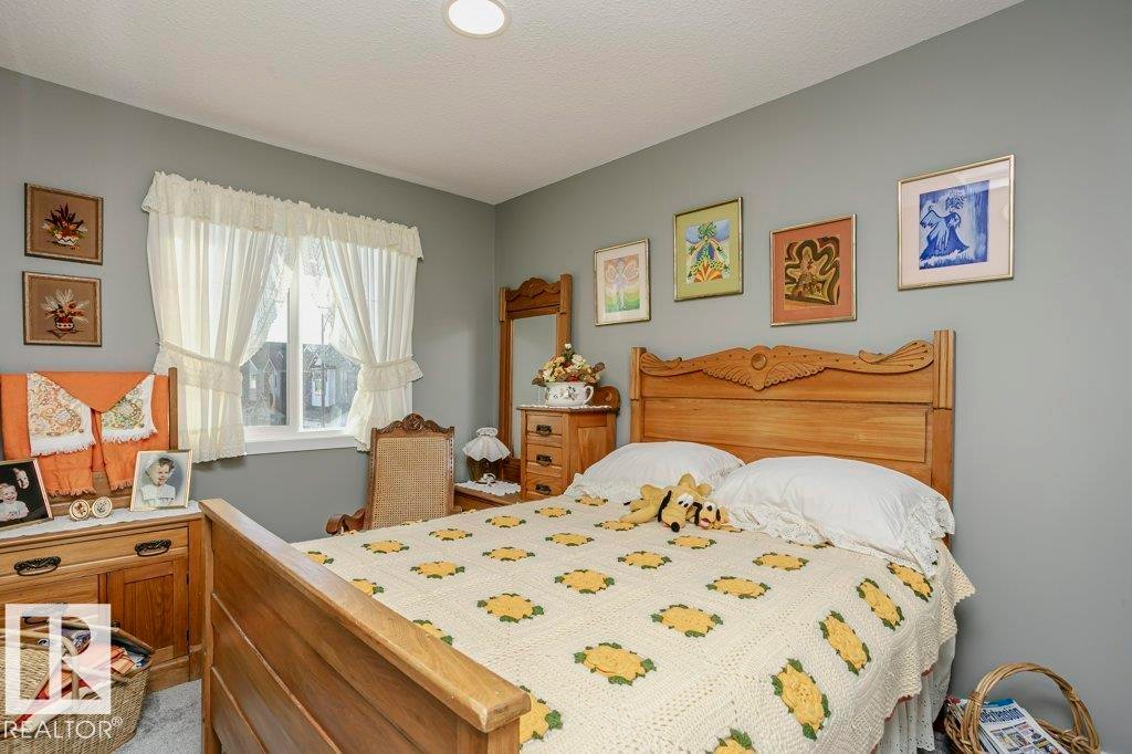 1537 Sandstone Boulevard, Sherwood Park, AB - Indoor Photo Showing Bedroom