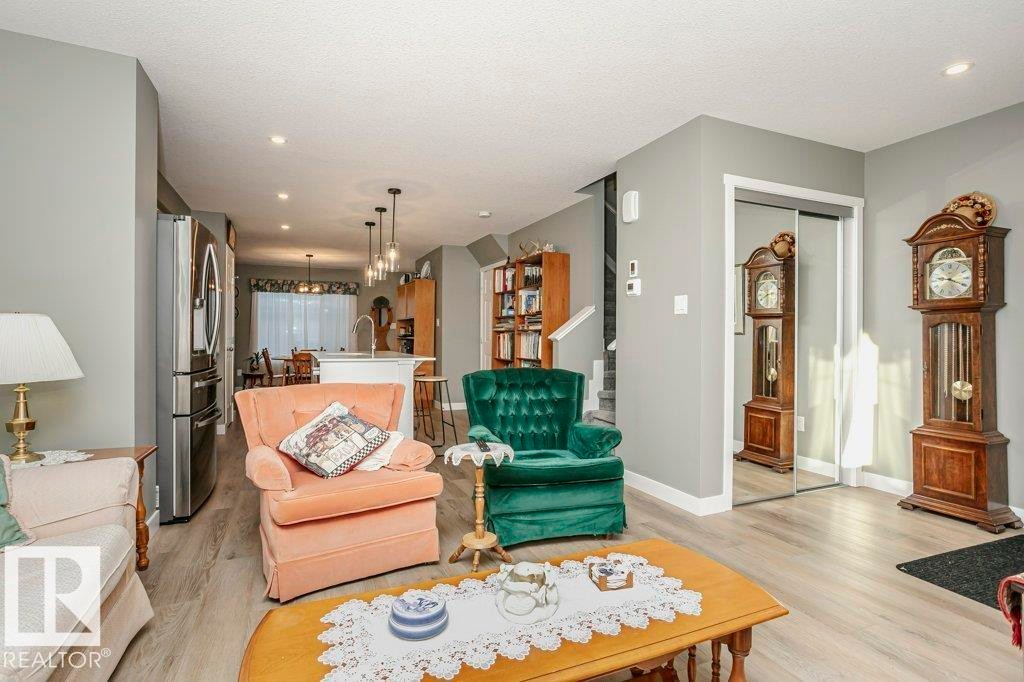 1537 Sandstone Boulevard, Sherwood Park, AB - Indoor Photo Showing Living Room