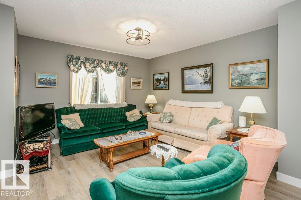 1537 Sandstone Boulevard, Sherwood Park, AB - Indoor Photo Showing Living Room