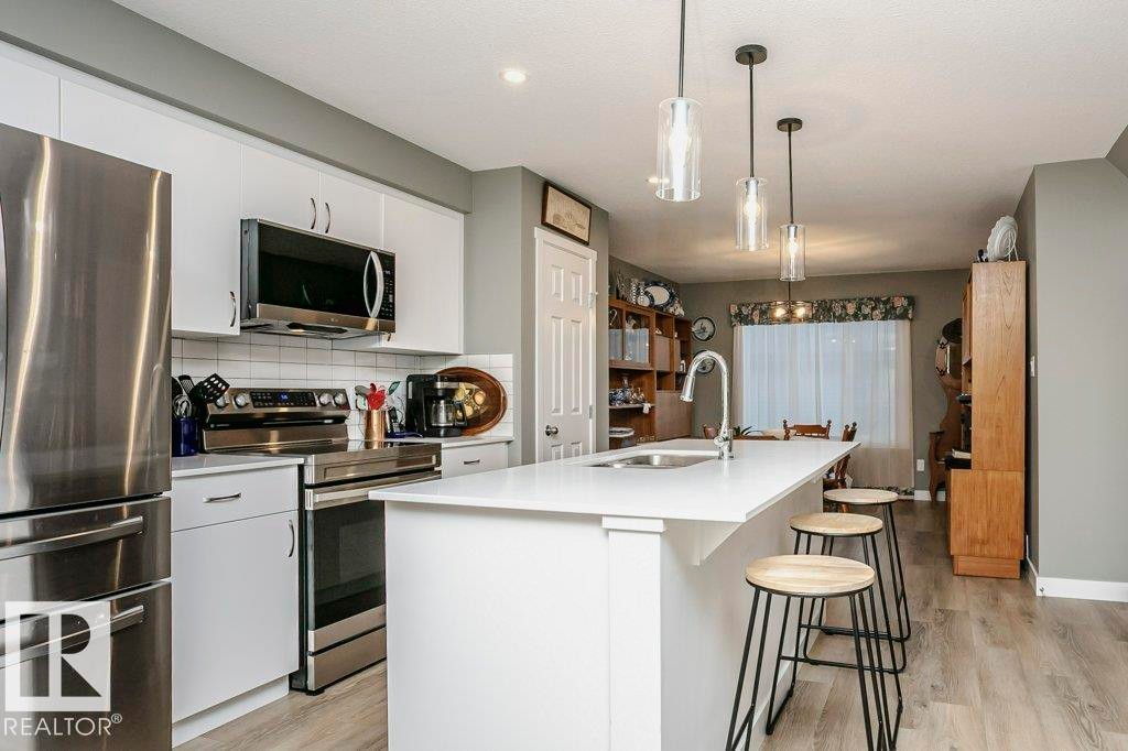 1537 Sandstone Boulevard, Sherwood Park, AB - Indoor Photo Showing Kitchen With Upgraded Kitchen