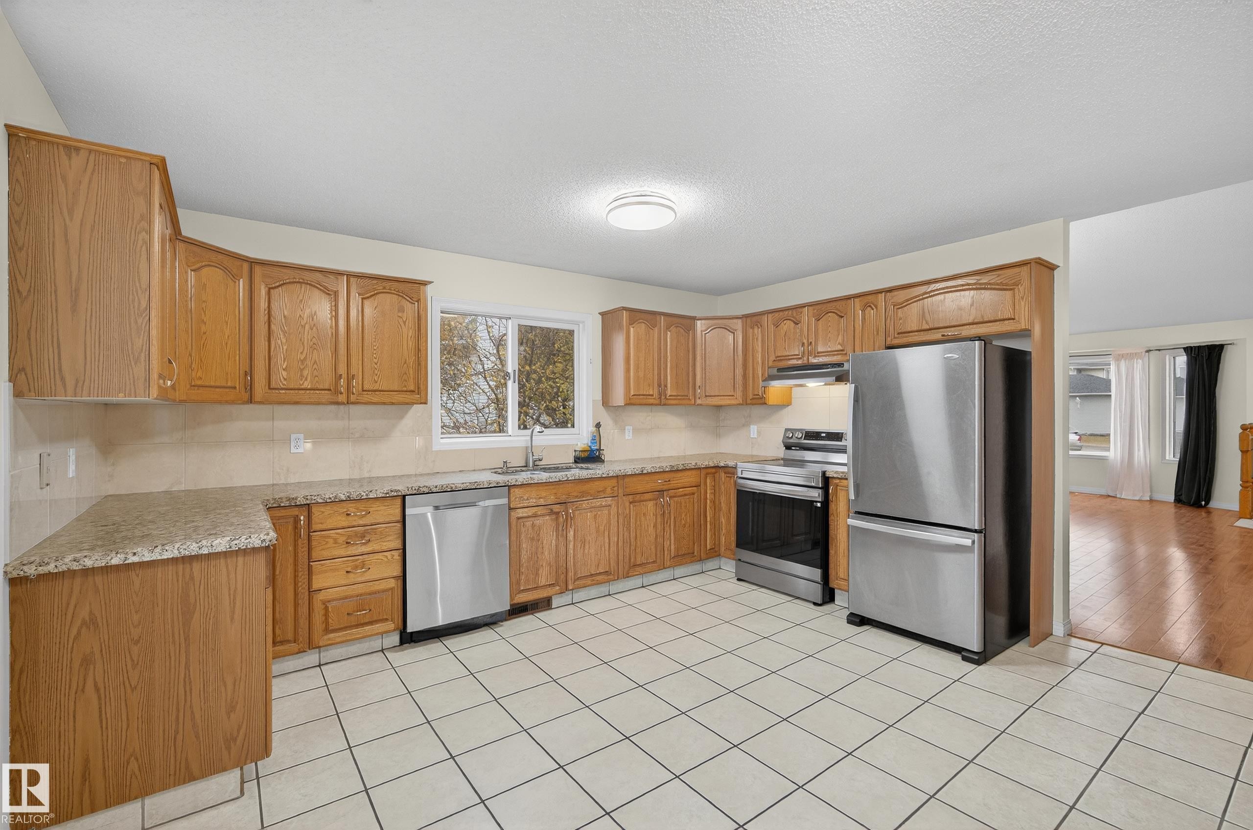6520 154 Avenue, Edmonton, AB - Indoor Photo Showing Kitchen