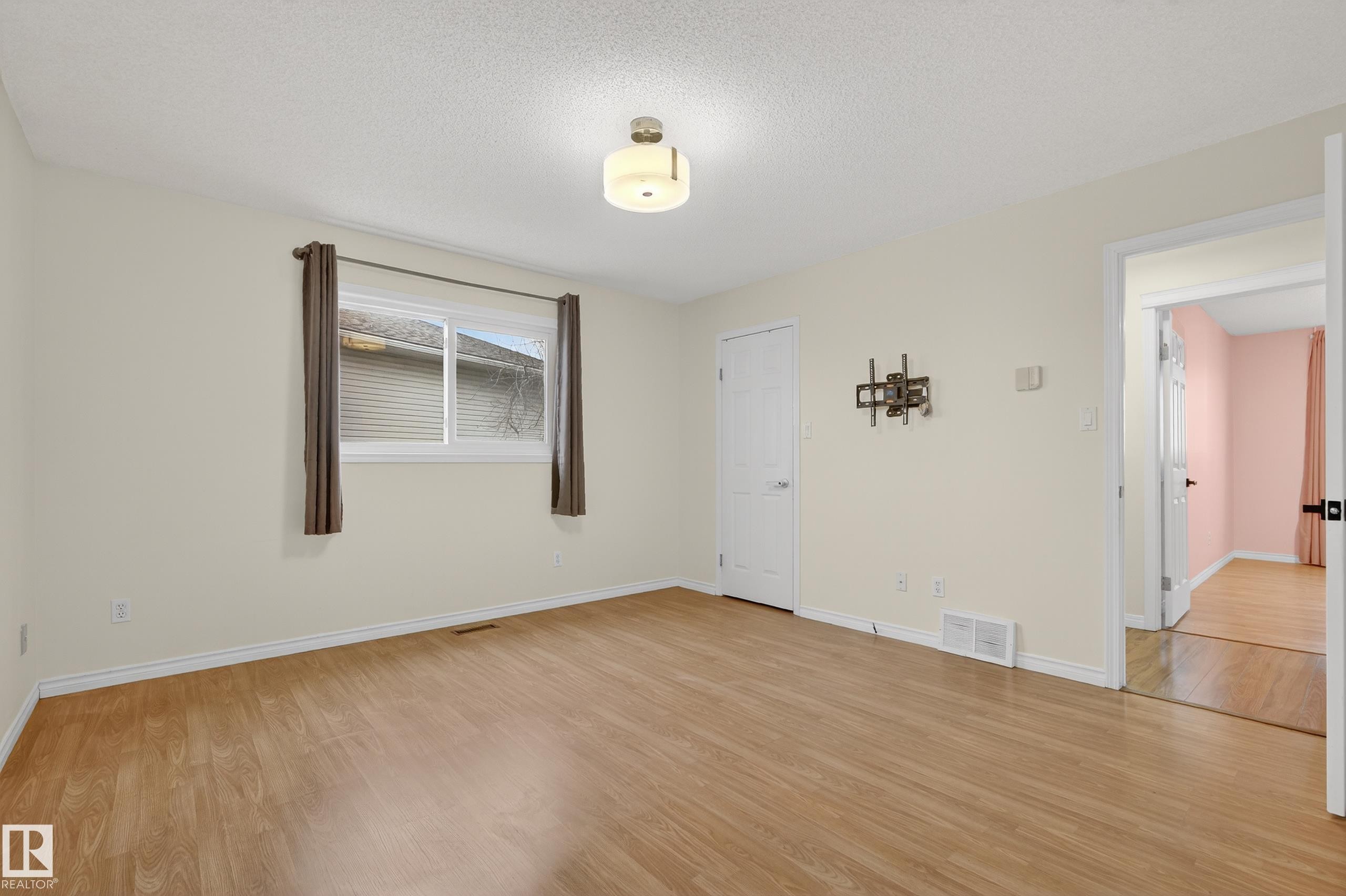 6520 154 Avenue, Edmonton, AB - Indoor Photo Showing Other Room