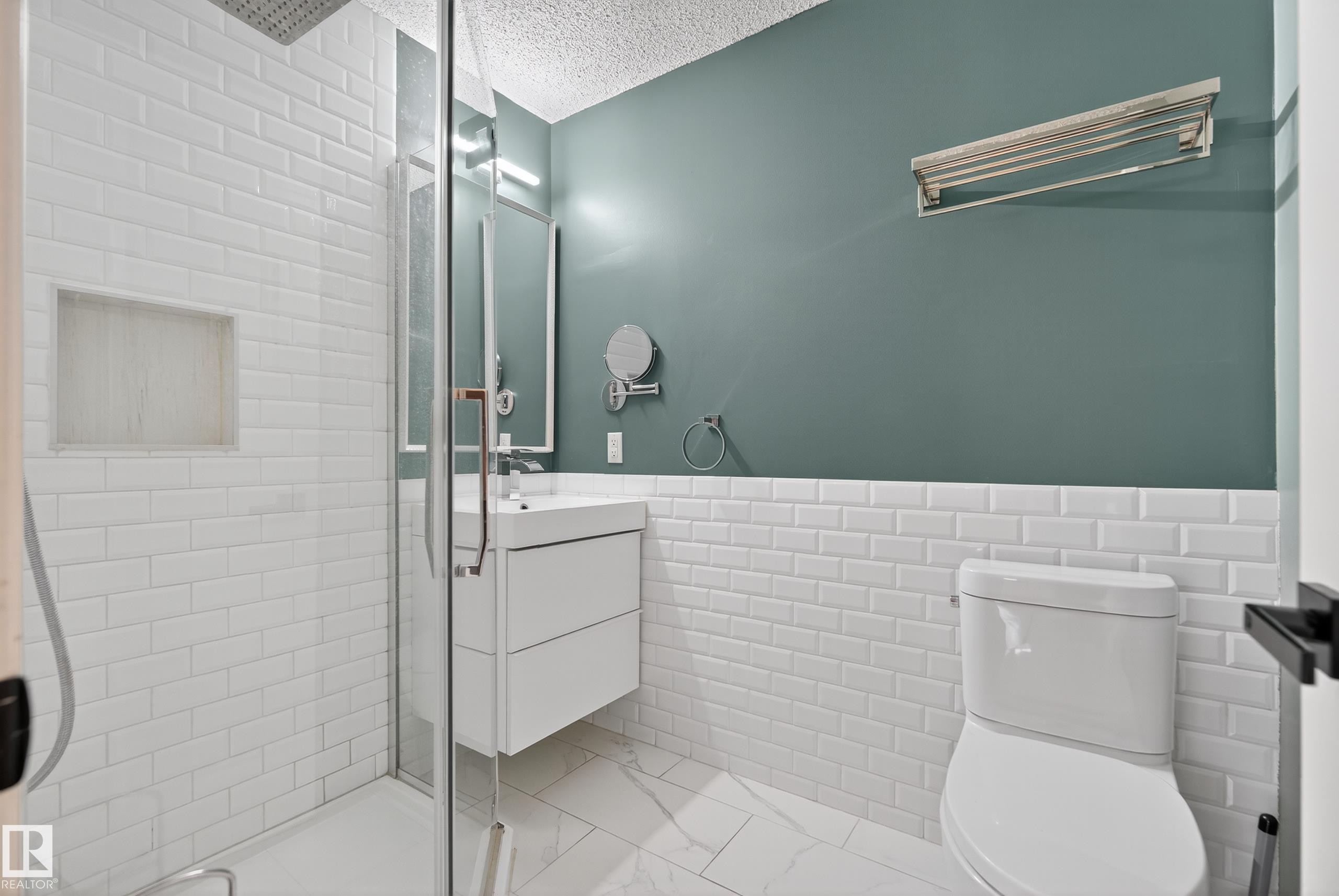 6520 154 Avenue, Edmonton, AB - Indoor Photo Showing Bathroom