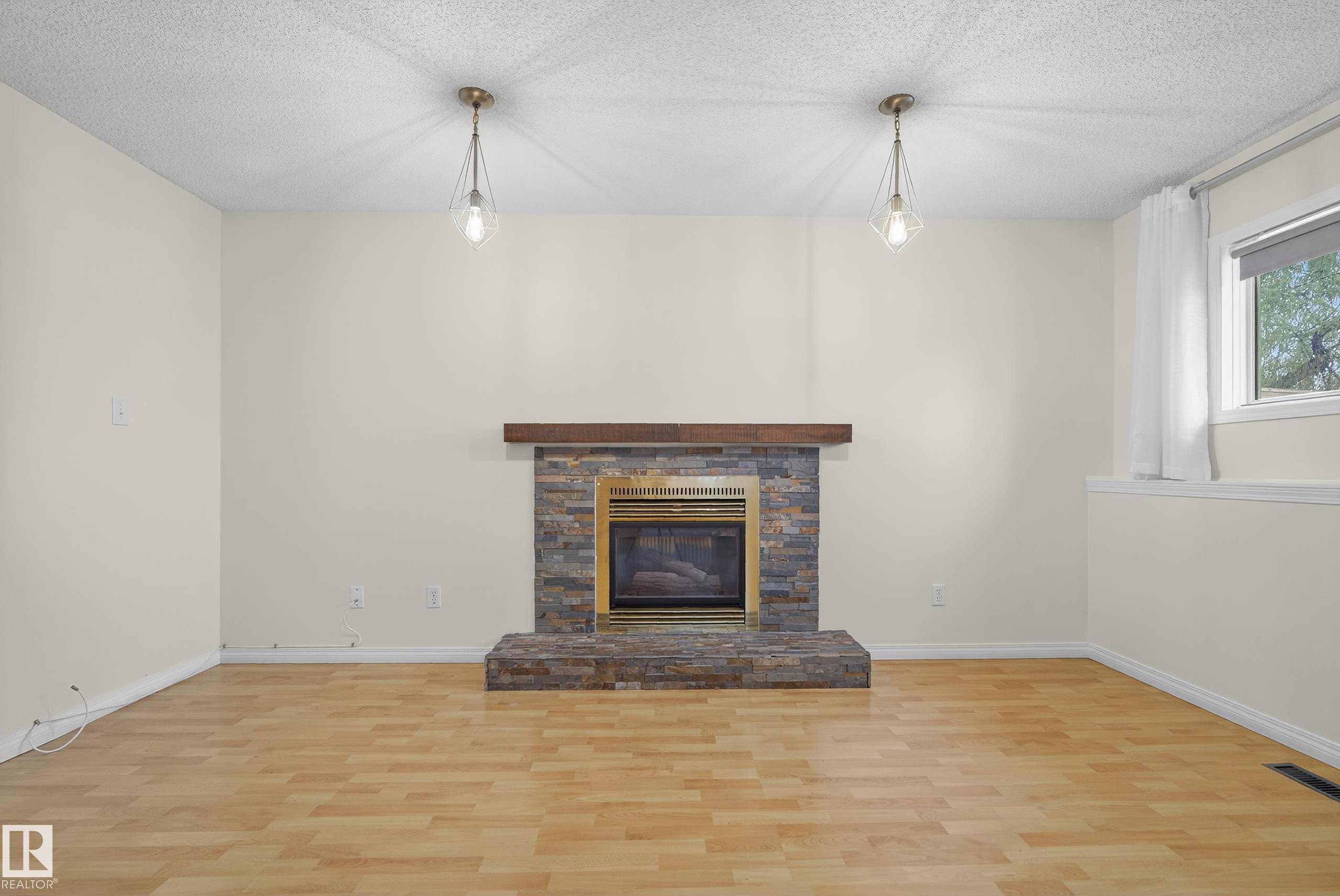 6520 154 Avenue, Edmonton, AB - Indoor Photo Showing Living Room With Fireplace
