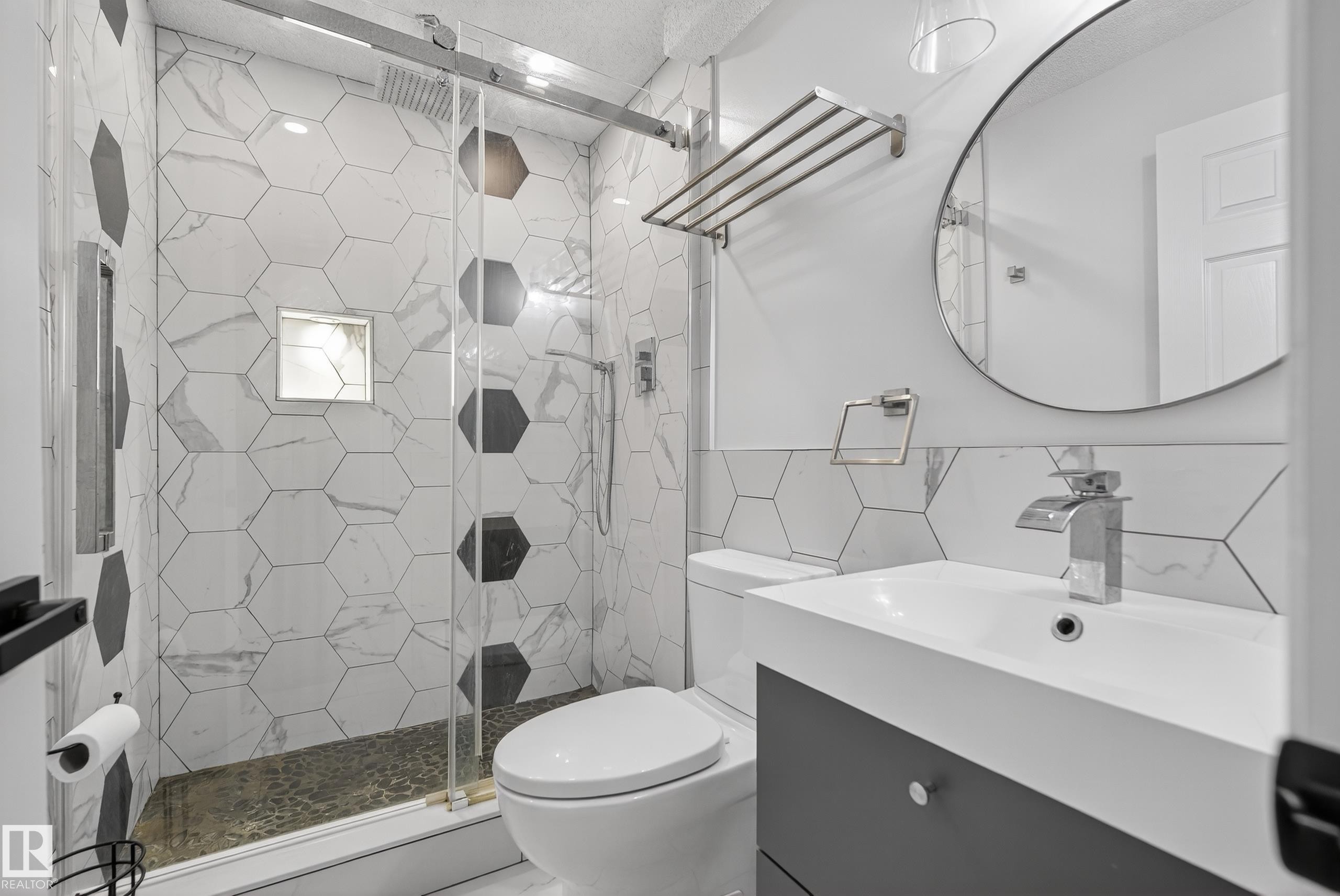 6520 154 Avenue, Edmonton, AB - Indoor Photo Showing Bathroom