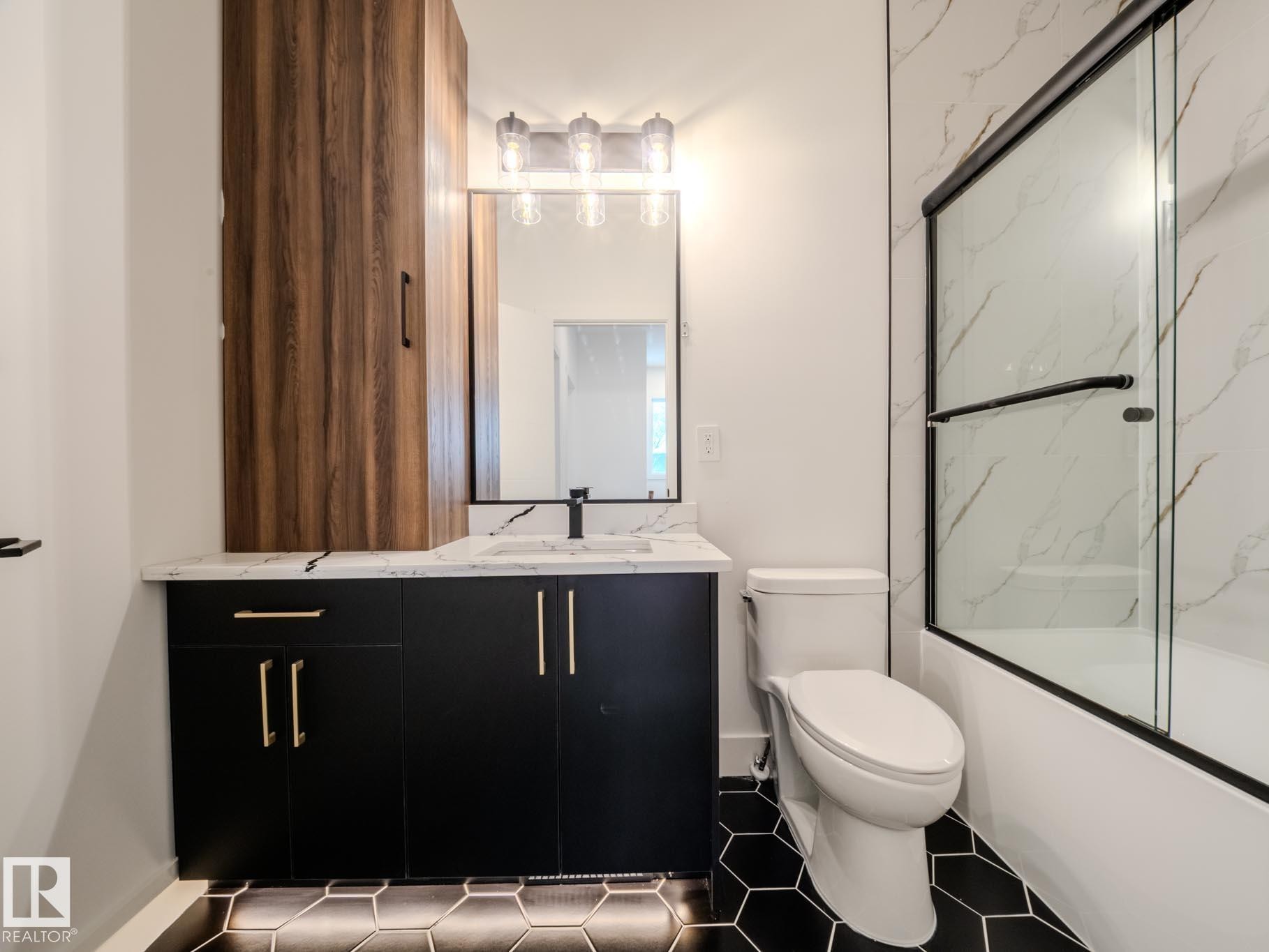 Edmonton, AB - Indoor Photo Showing Bathroom