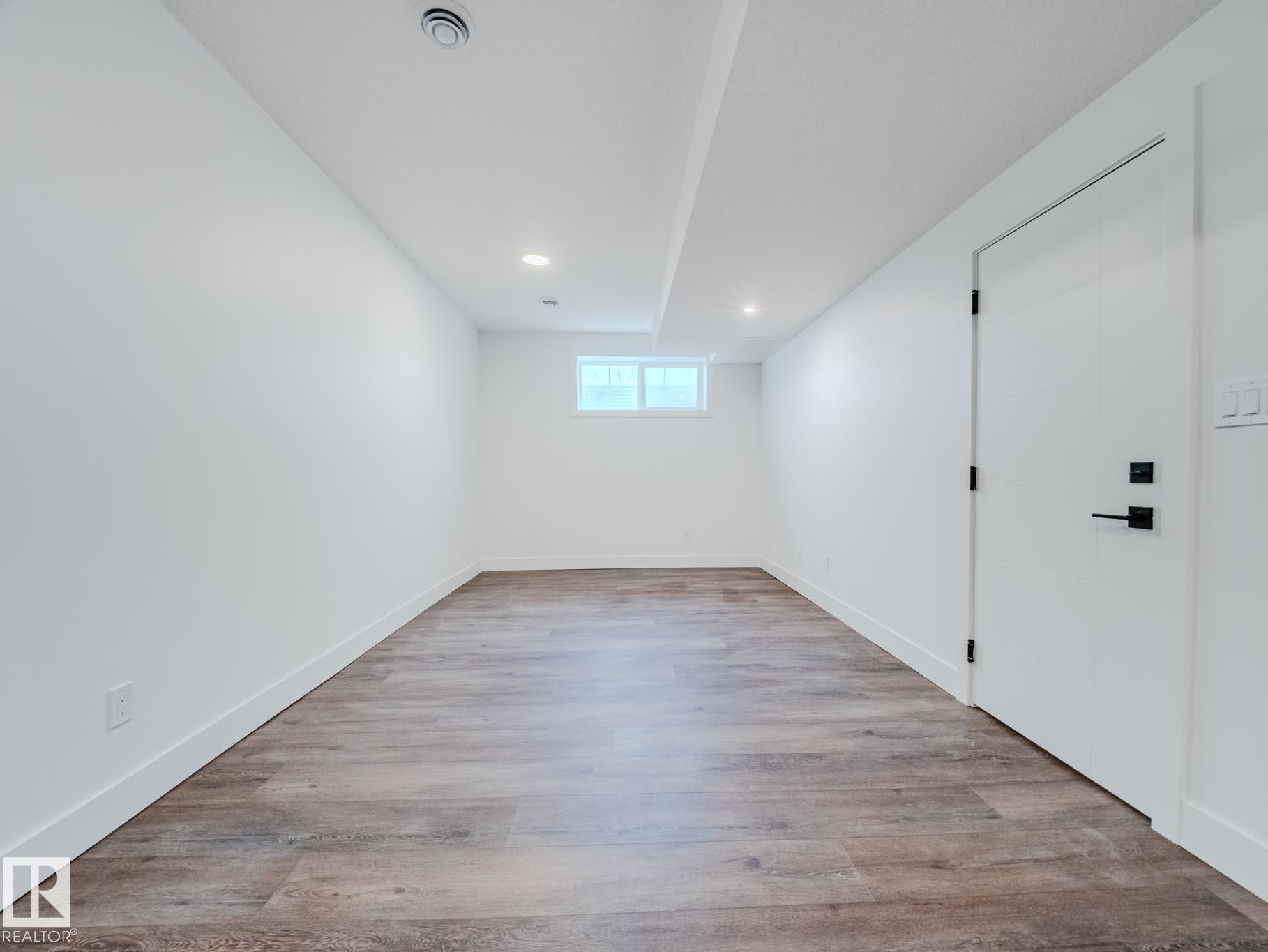 Edmonton, AB - Indoor Photo Showing Other Room